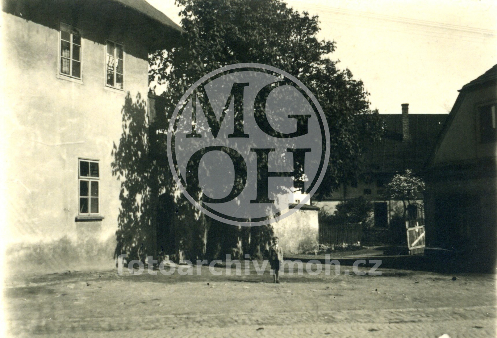 Fotografie - Hostinec Na Burku, čp. 141; zbořen, dnes sídliště Trávník II