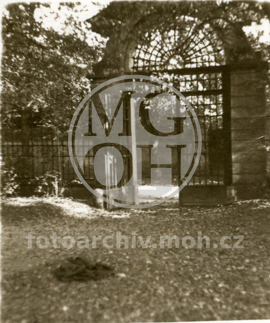 Fotografie - Vchod do parku u Trojice, pohled na Kazbalovu chal.- dnes dvorek čp.104