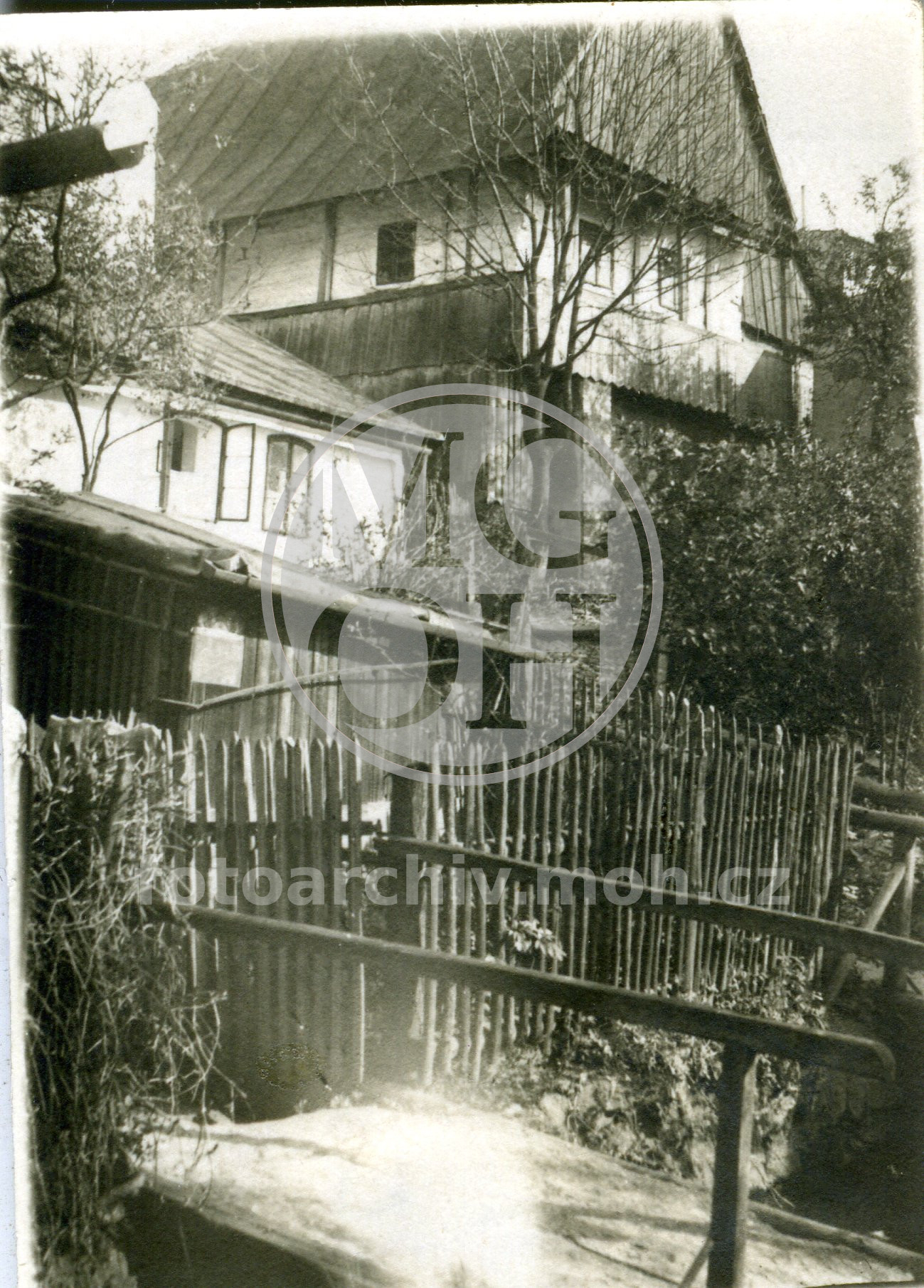 Fotografie - Pohled na Kazbalovu chal.- dnes dvorek čp.104