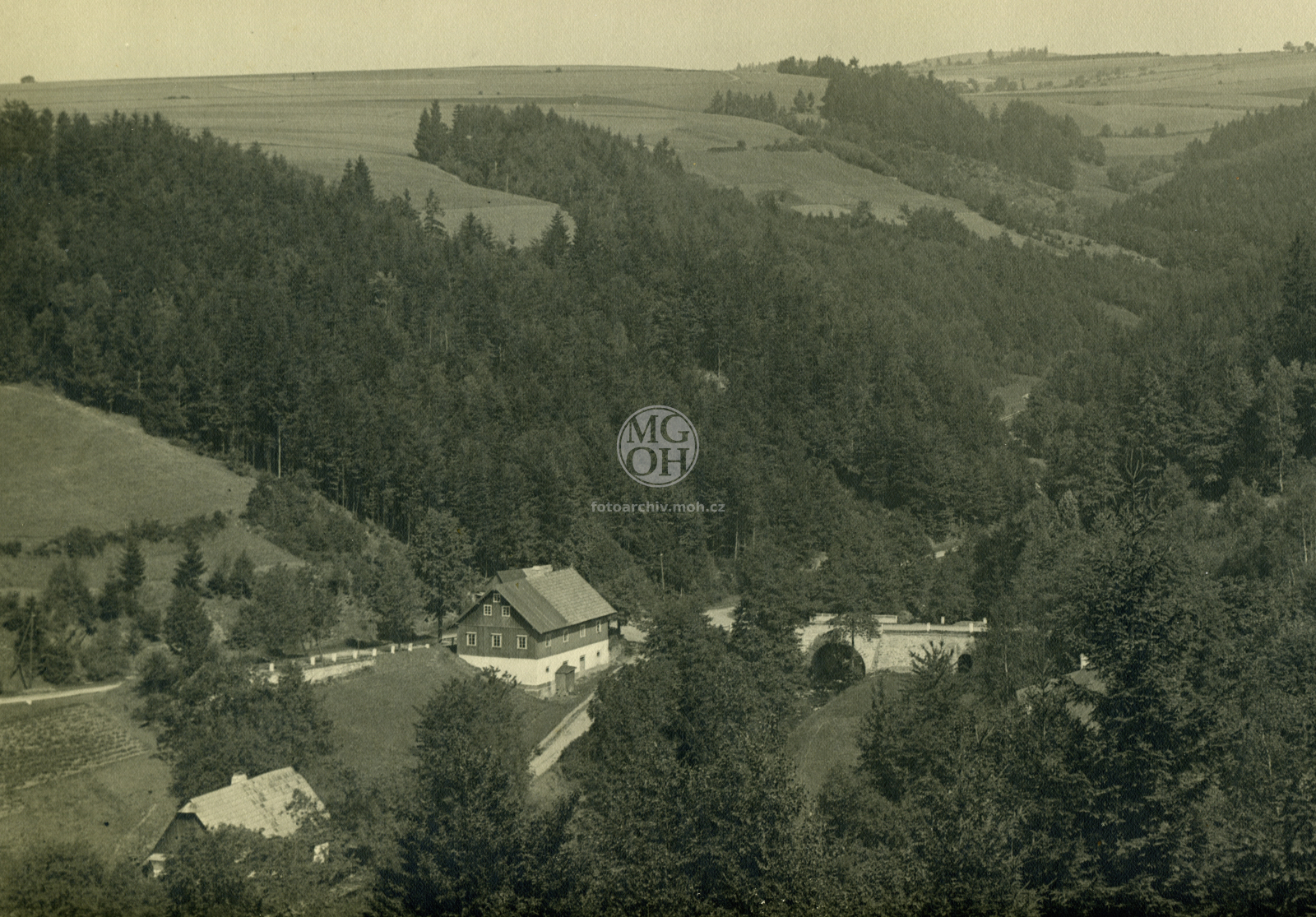 Fotografie - Most přes Říčku, pohled do Julinčina úd.