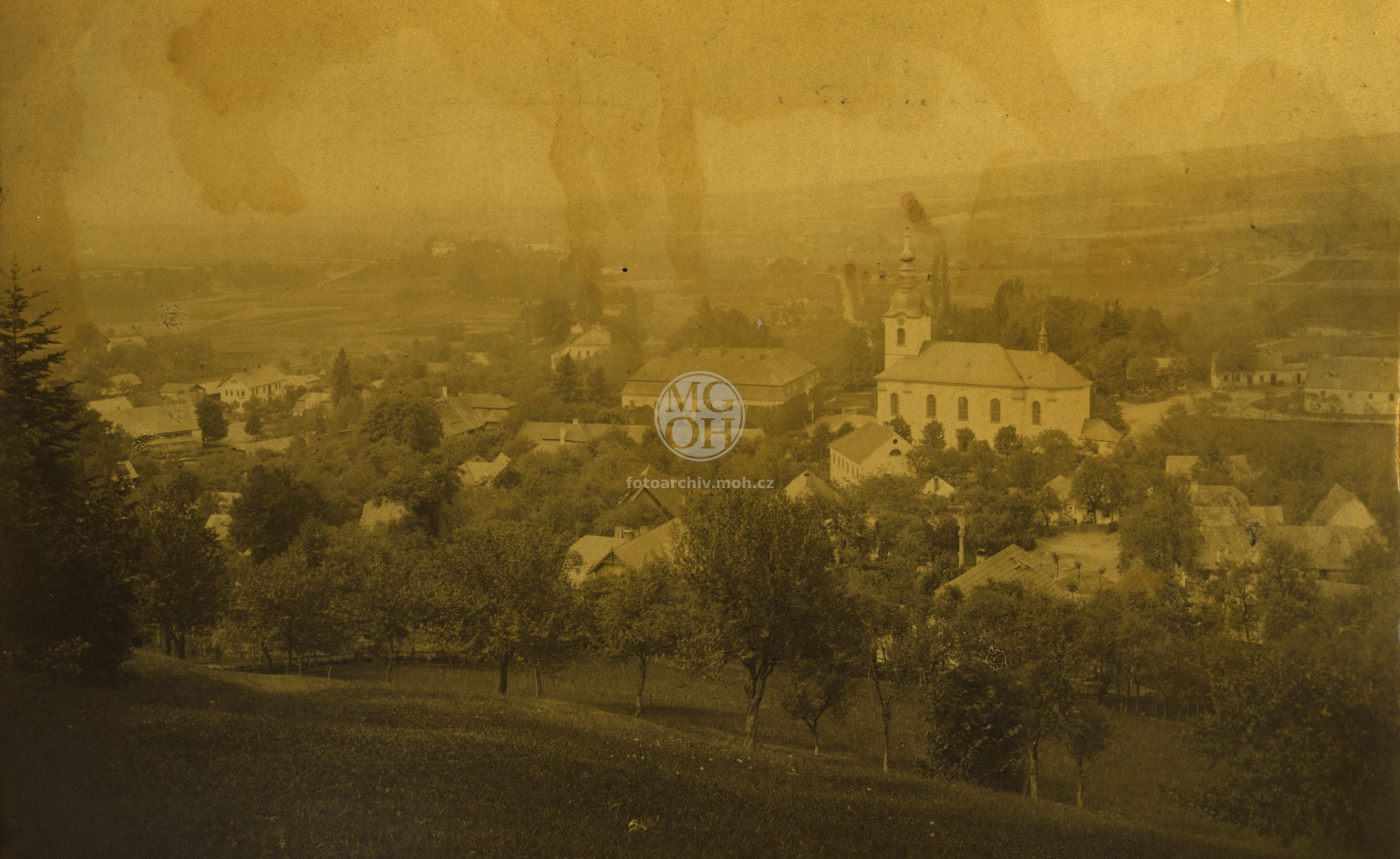 Fotografie - Divadelní opona, pohled na Potštejn