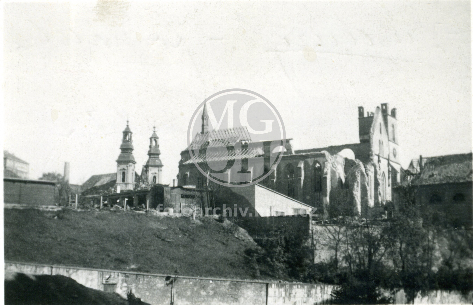 Fotografie - Klášter Emauzy po náletu