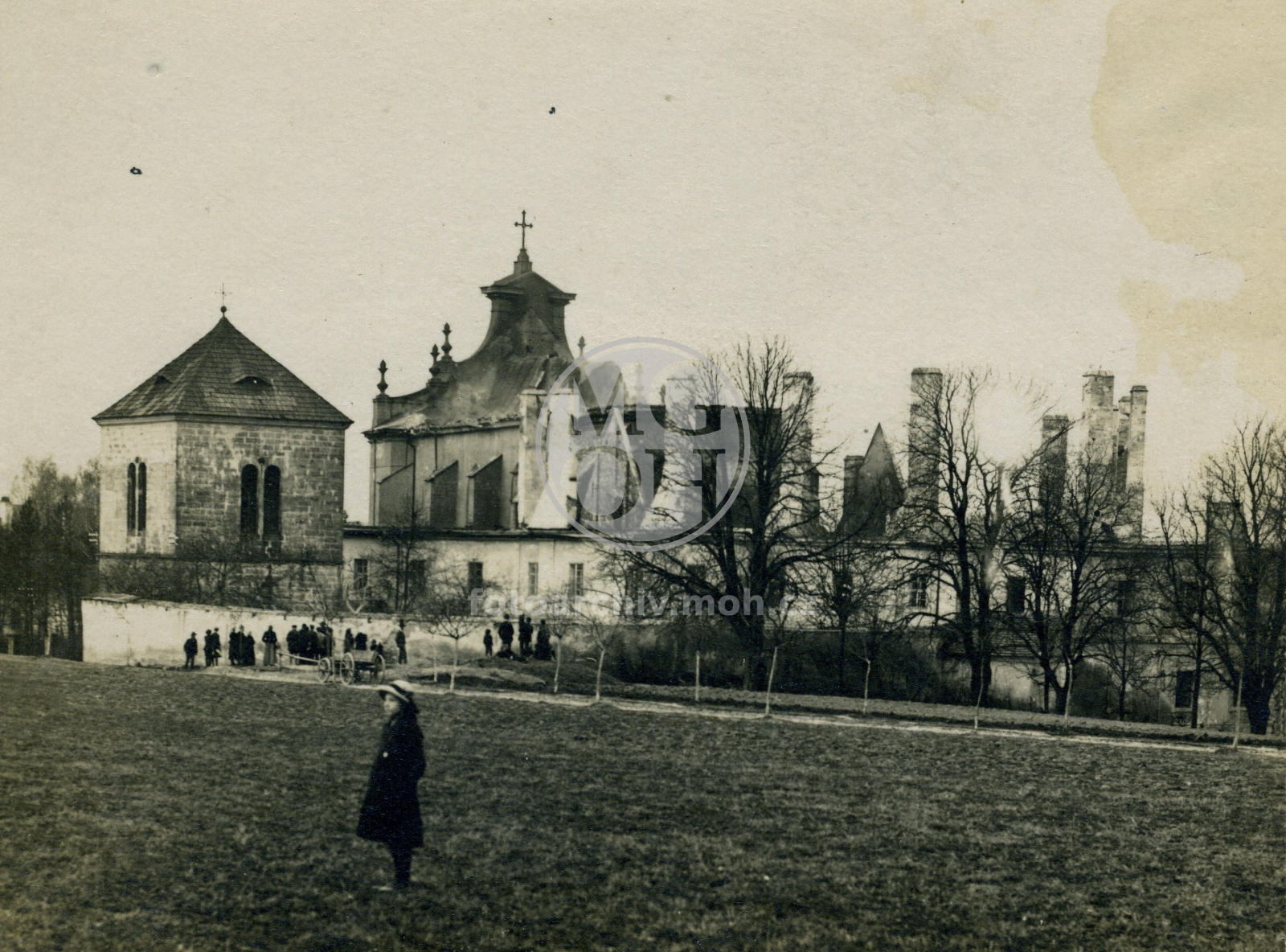 Fotografie - Spáleniště piaristického gymnasia a kostela Nejsvětější Trojice, zvonice