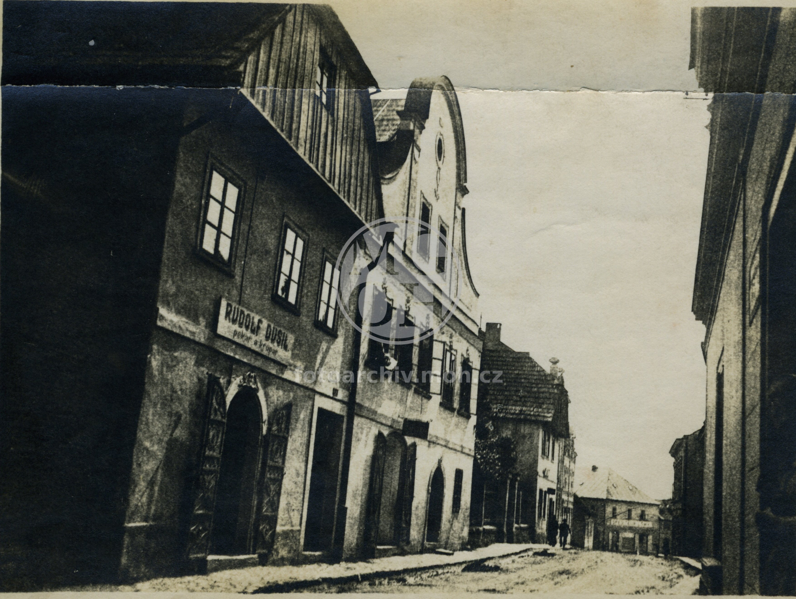 Fotografie - Židovská (Palackého) ul., pekařství u .... , elektrikář Kunc ( dříve Č.Halas), dnes Krajka