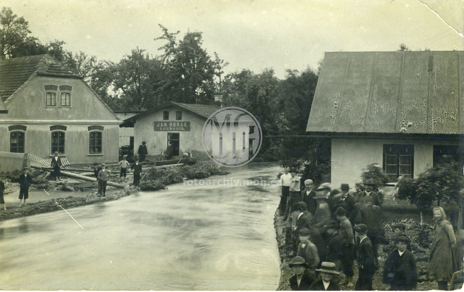Fotografie - Povodeň - rozvodněná Kněžna, pohled z mostu na domek Ferdinanda Balcara a soukeníka Jan Horáka
