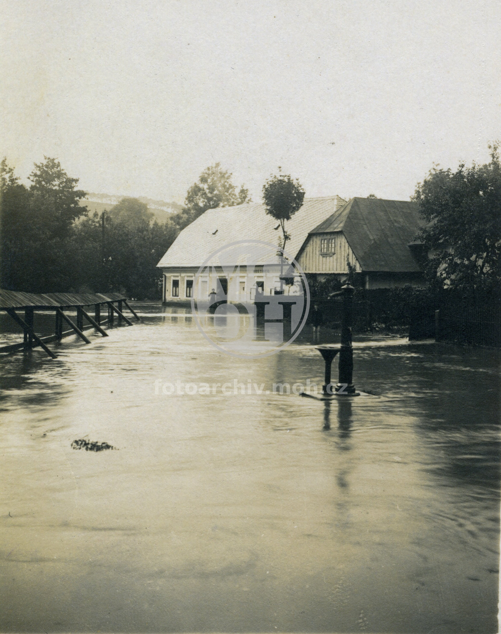 Fotografie - Povodeň - rozvodněná Kněžna, Na Sboře u bývalých  jatek (dnes autobusové nádraží). Vlevo soukenické rámy, vzadu hospoda "Na Krétě"