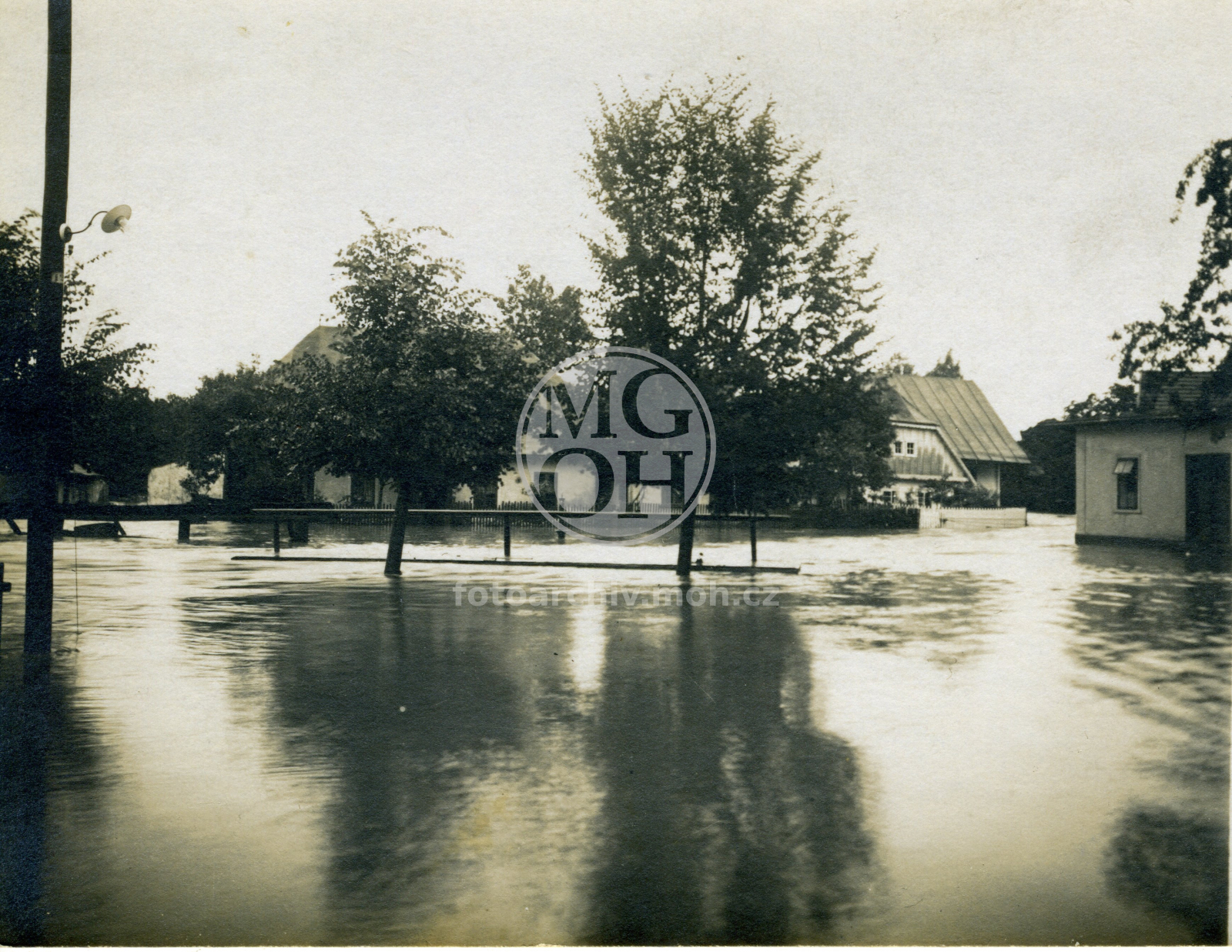 Fotografie - Povodeň - rozvodněná Kněžna, Na Sboře u bývalých jatek (dnes autobusové nádraží)
