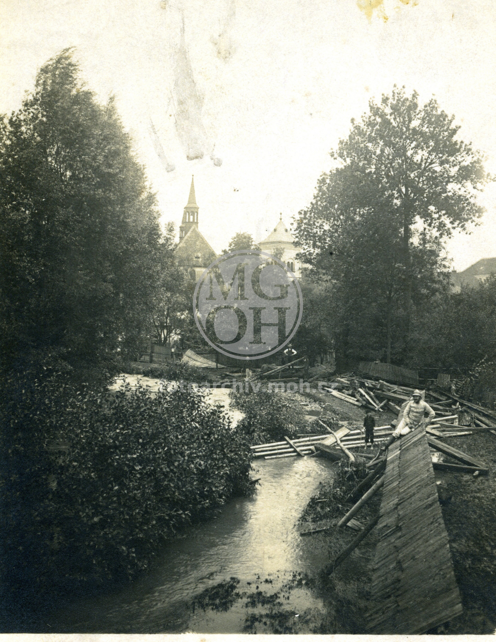 Fotografie - Před splavem na Dubince (za jatkami) za povodně (pobořené soukenické rámy)