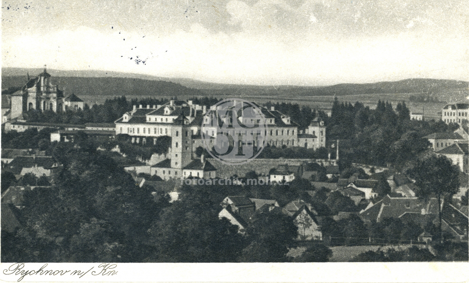 Fotografie - Pohled na zámek, v pozadí Trojice