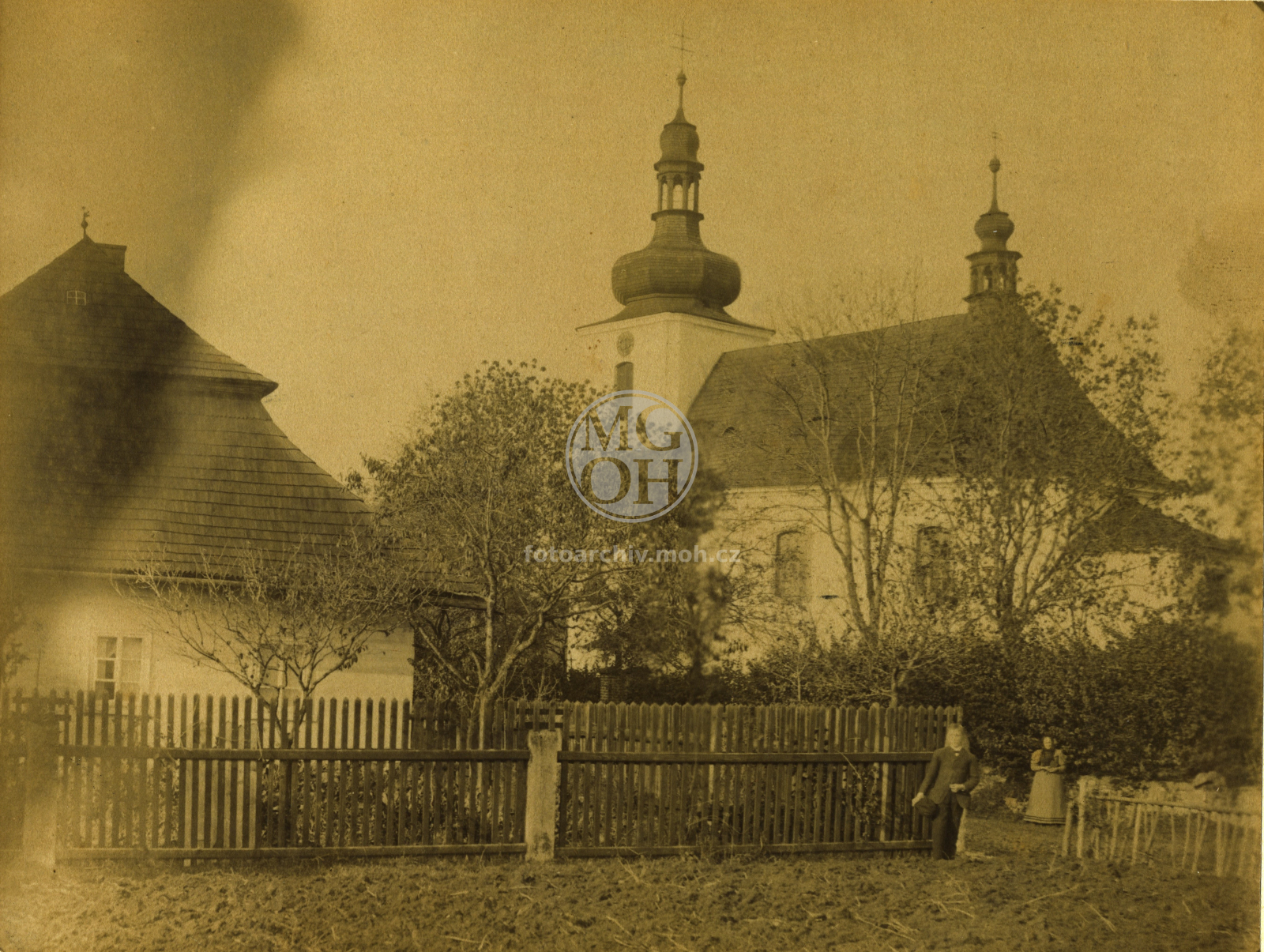 Fotografie - Kostel a fara