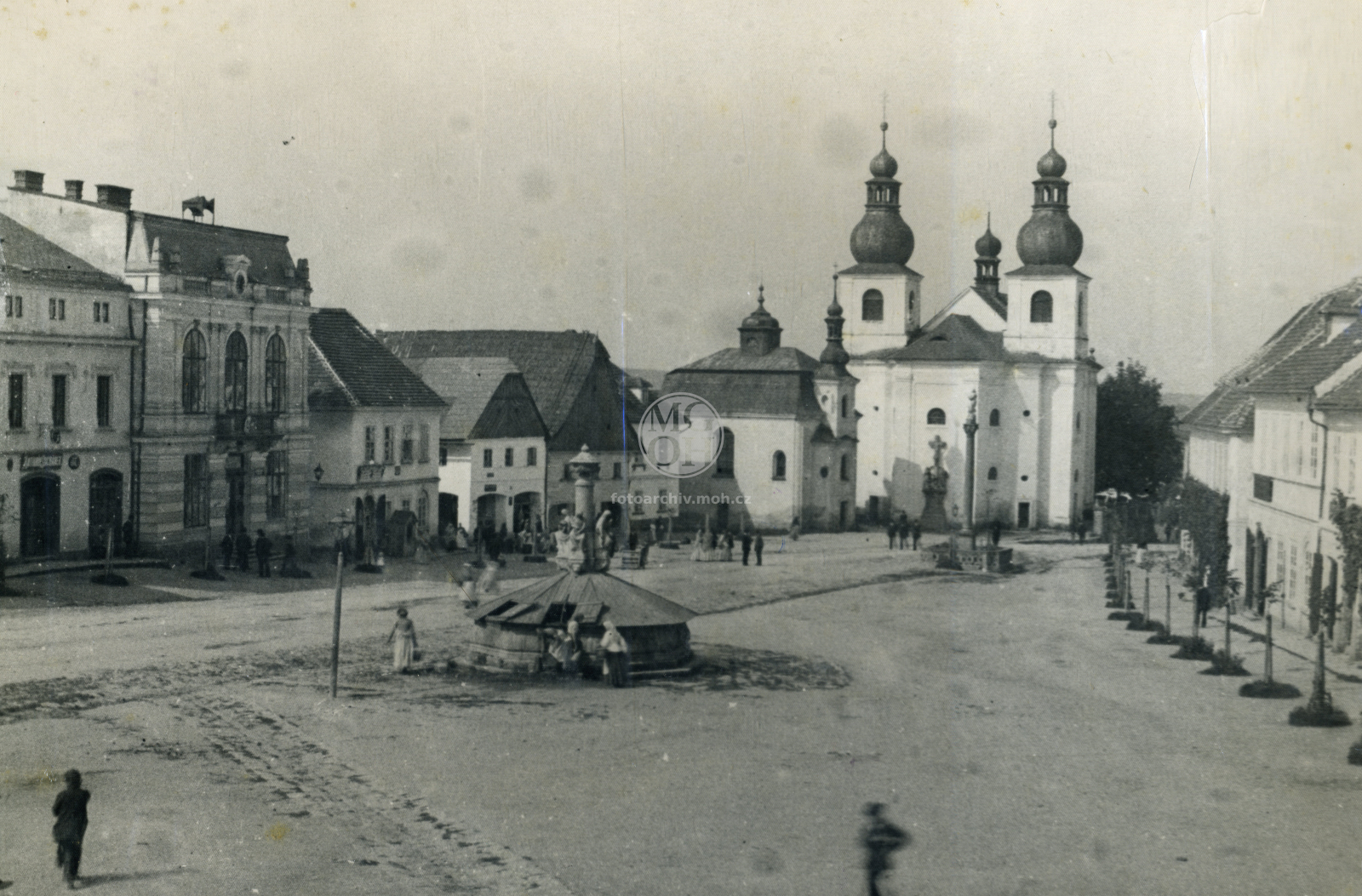 Fotografie - Náměstí, kostel, kaple
