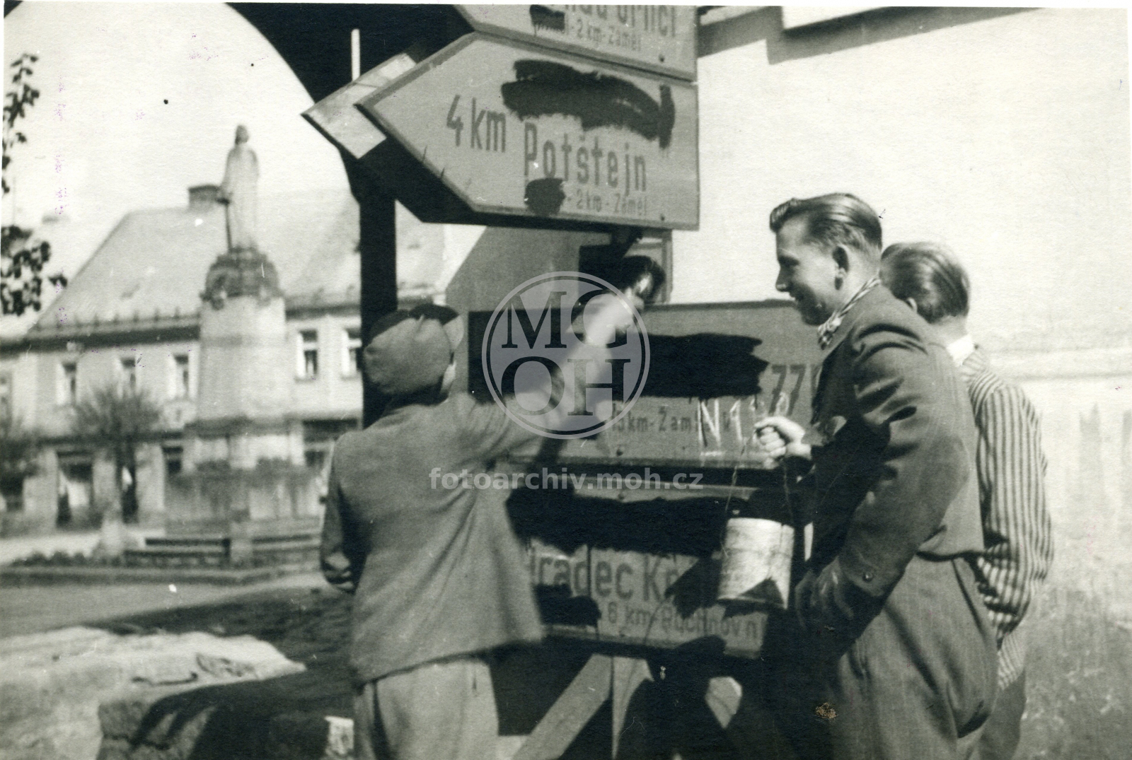 Fotografie - Příjezd Rudé armády, odstraňování německých nápisů
