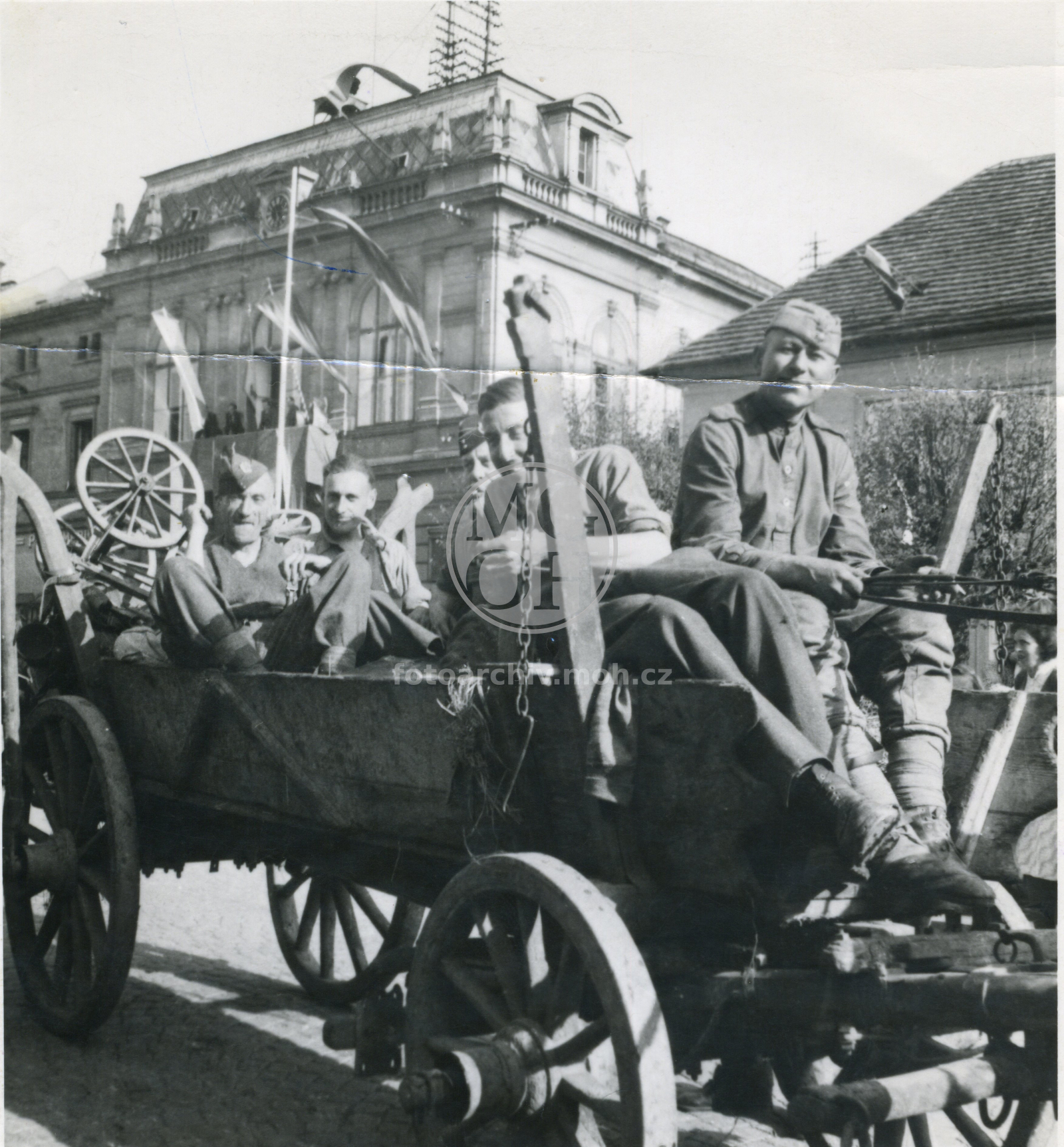 Fotografie - Náměstí, květen 1945 - vojáci Rudé armády na žebřiňáku