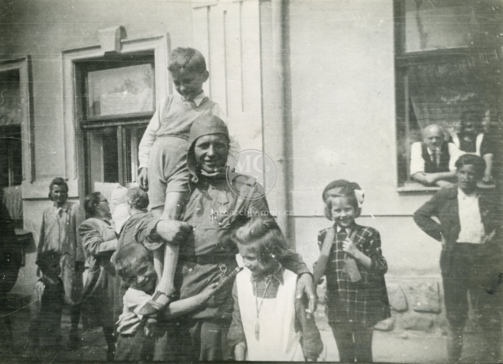 Fotografie - Voják Rudé armády s dětmi