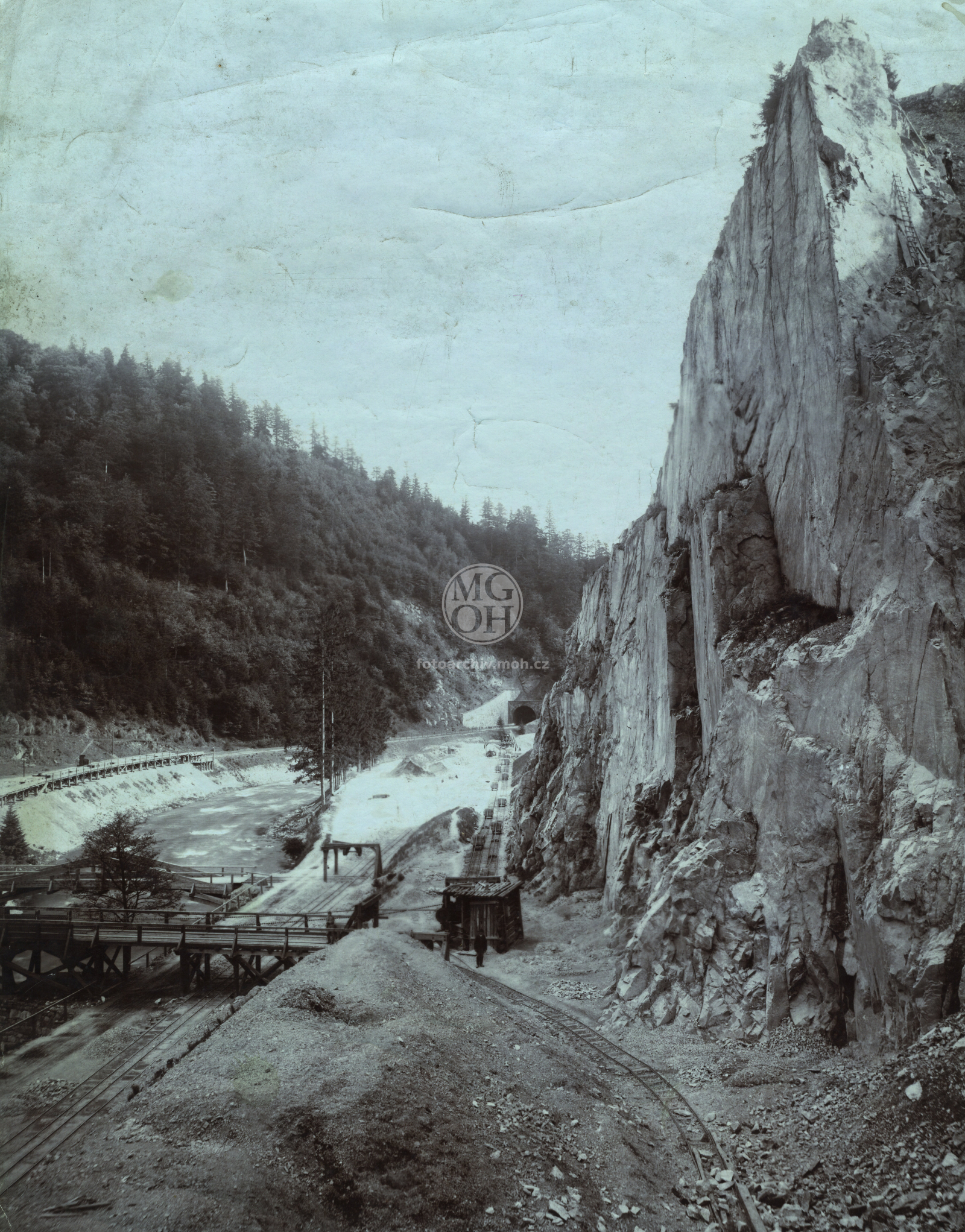 Fotografie - Skála před otevřením lomu