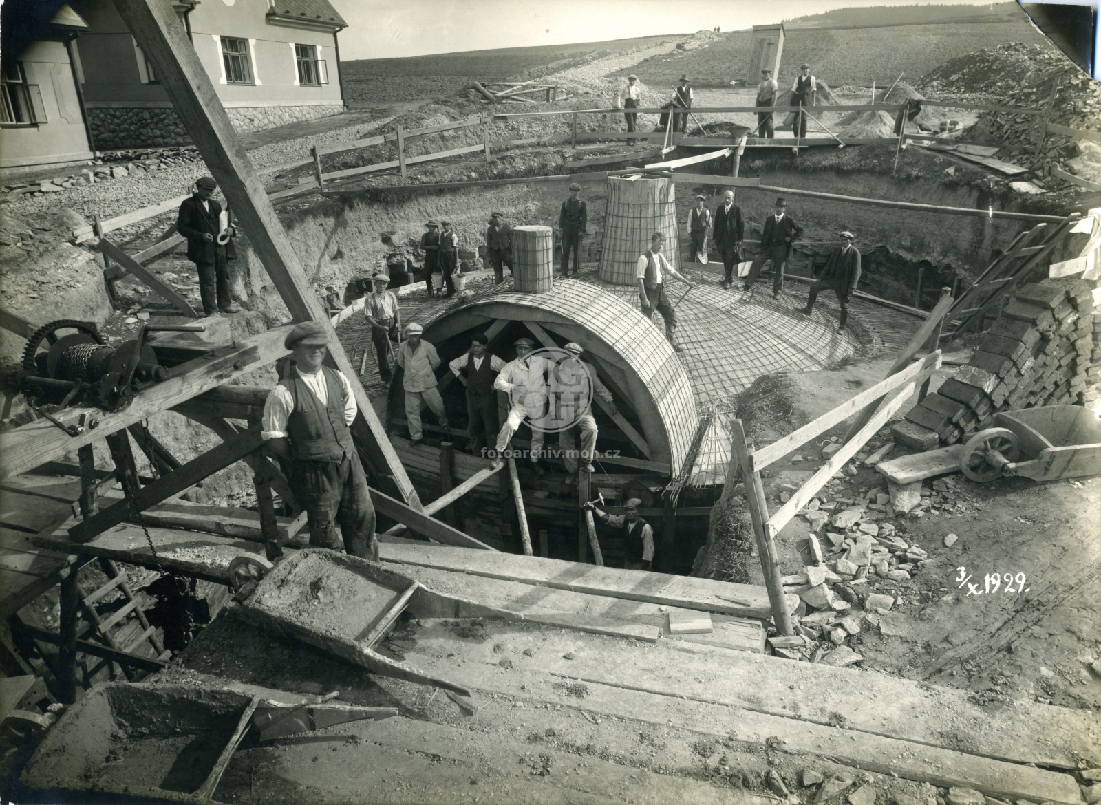 Fotografie - Stavba vodovodu (fy Lanna)