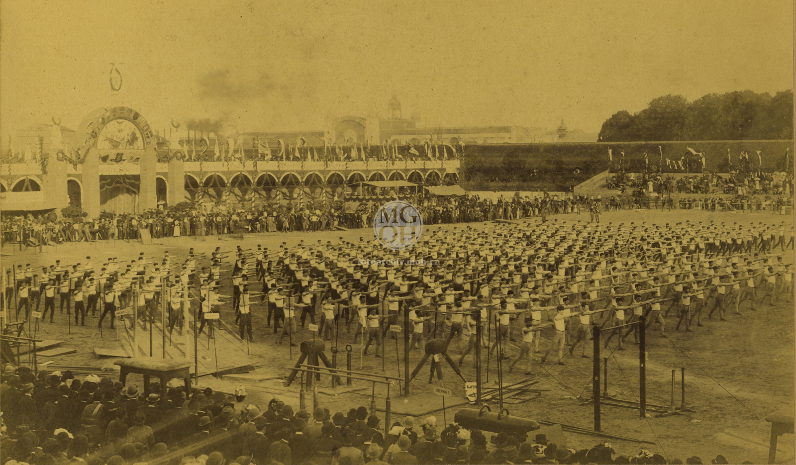 Fotografie - II. slet všesokolský - cvičení mužů na Výstavišti