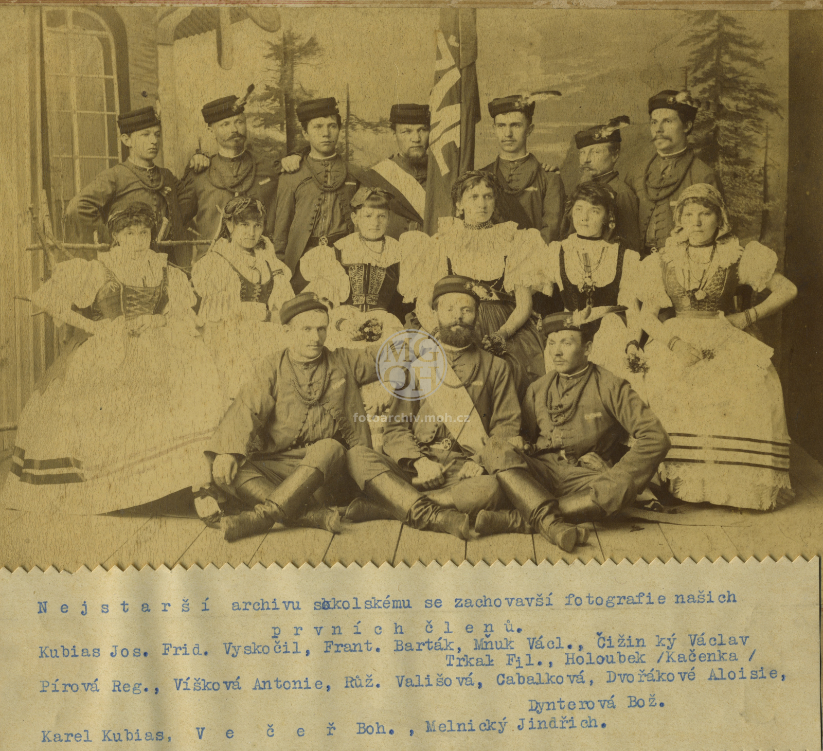 Fotografie - Zakládající členové Sokola: Josef Kubias, Frid. Vyskočil, Fr. Barták, Václav Mňuk, Václav Čižinský, Fil. Trkal, Holoubek (Kačenka), Reg. Pírová, Antonie Víšková, Růžena Vališová, Cabalková, Aloisie Dvořáková, Božena Dynterová, Karel Kubias, B