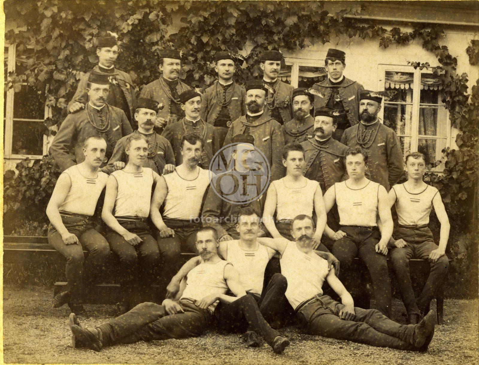 Fotografie - Zakládající členové Sokola: Jan Balous, Ladislav Bednář, Jan Kubias, Ant. Nekuda, Fr. Balous, Vil. Kosek, Vilém Markl st., Boh. Kosek, Jindřich Melnický, Fr. Stejskal, Václav Frydrych, Lud. Kaisvinkler, Fr. Katzar, Fr. Holoubek, Josef Král, V