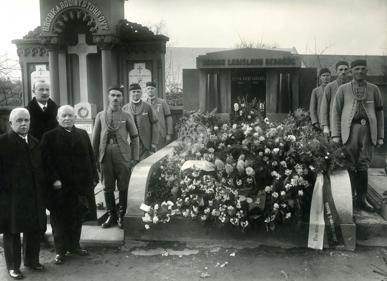 Fotografie - Čestná stráž u hrobky L. Bednáře