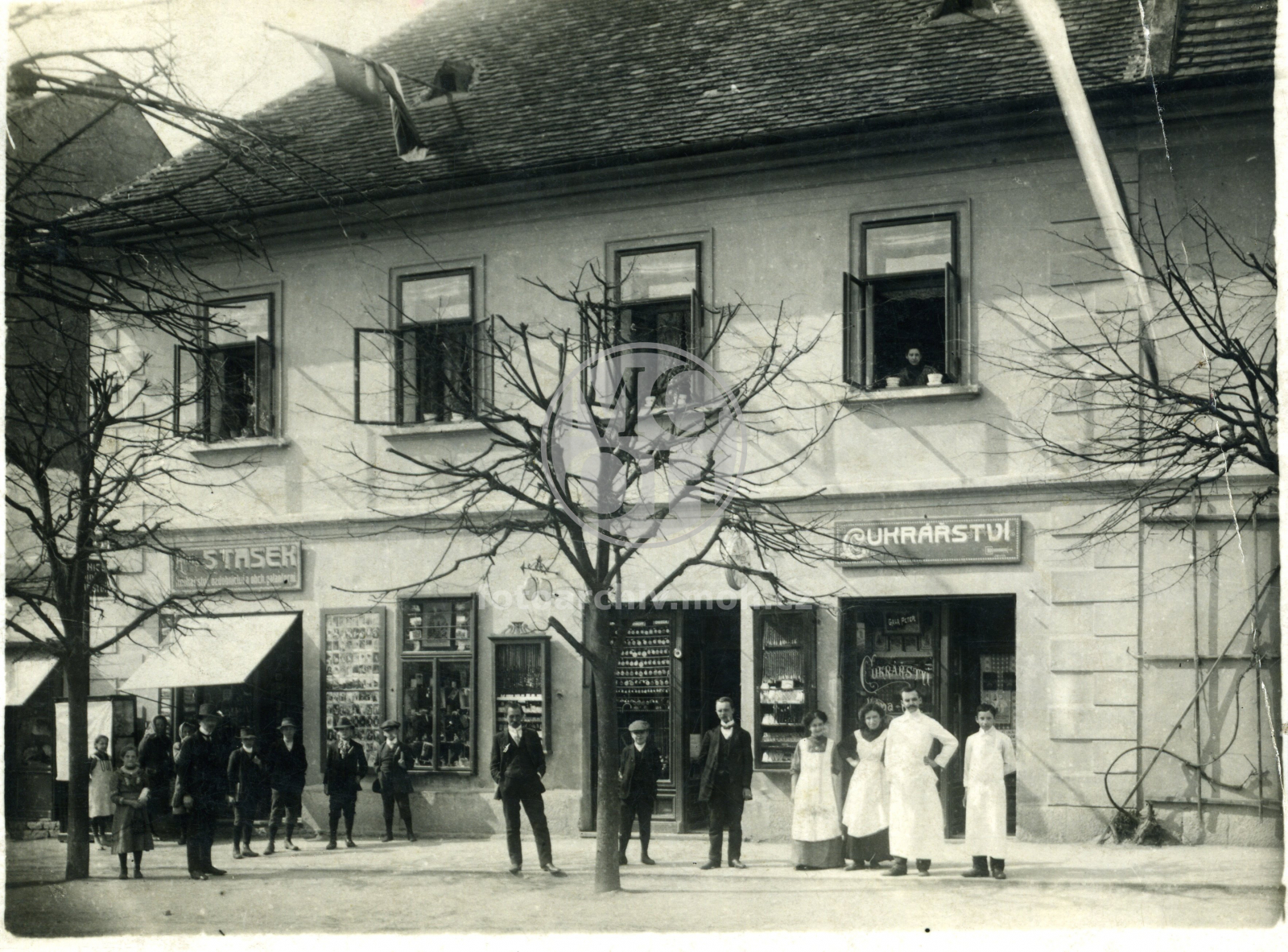 Fotografie - Dům čp. 86 na náměstí - stará škola, později lékárna