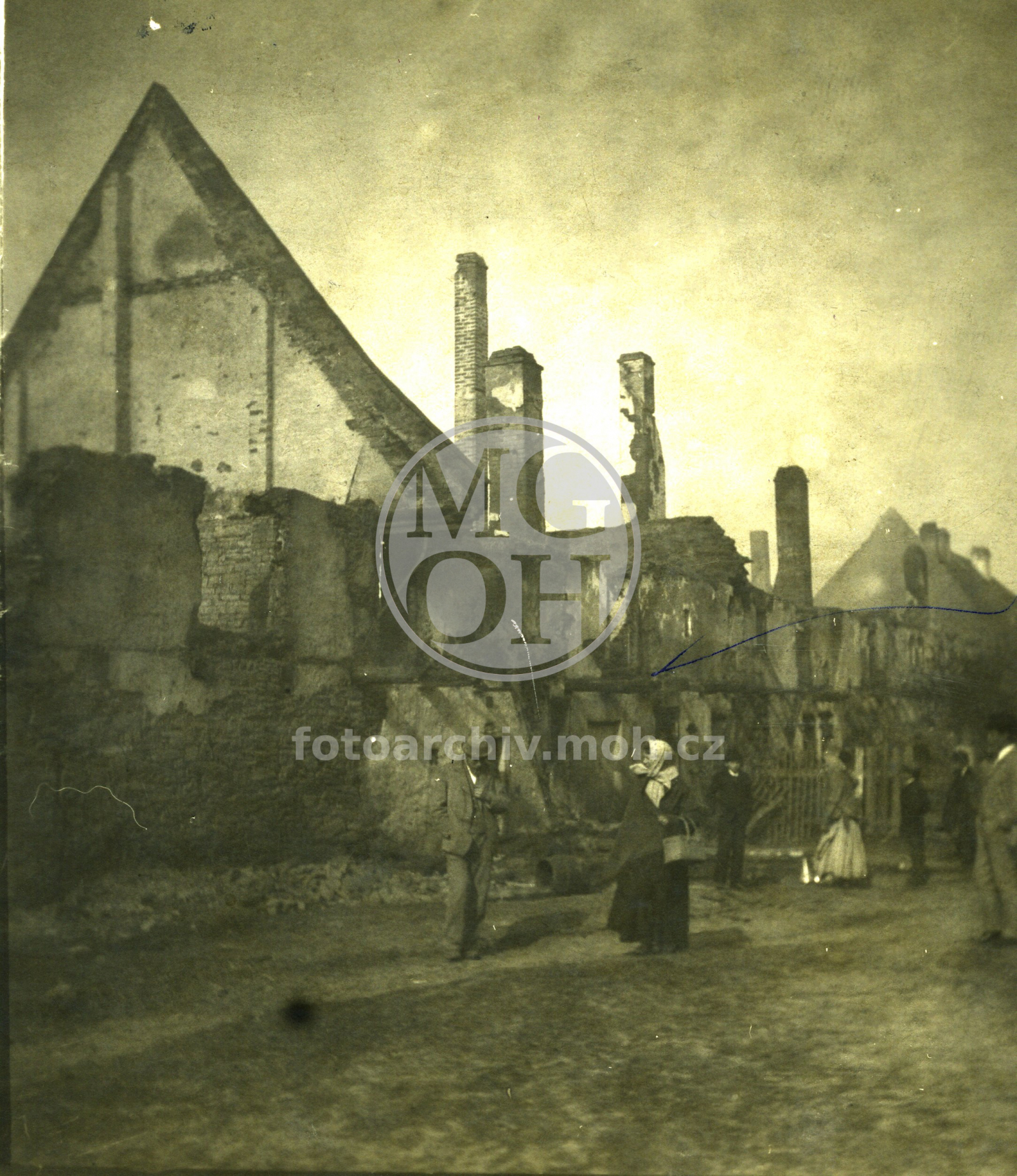 Fotografie - Kostel sv. Prokopa a kaple po požáru