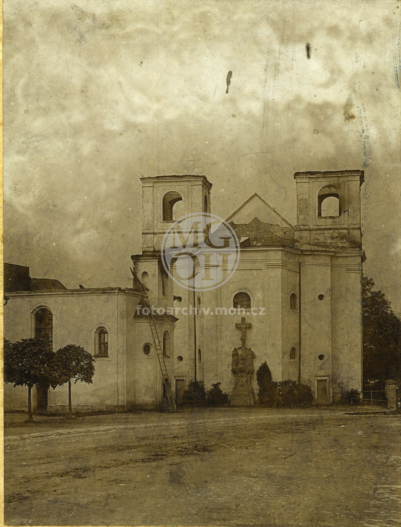 Fotografie - Kostel a kaple po požáru