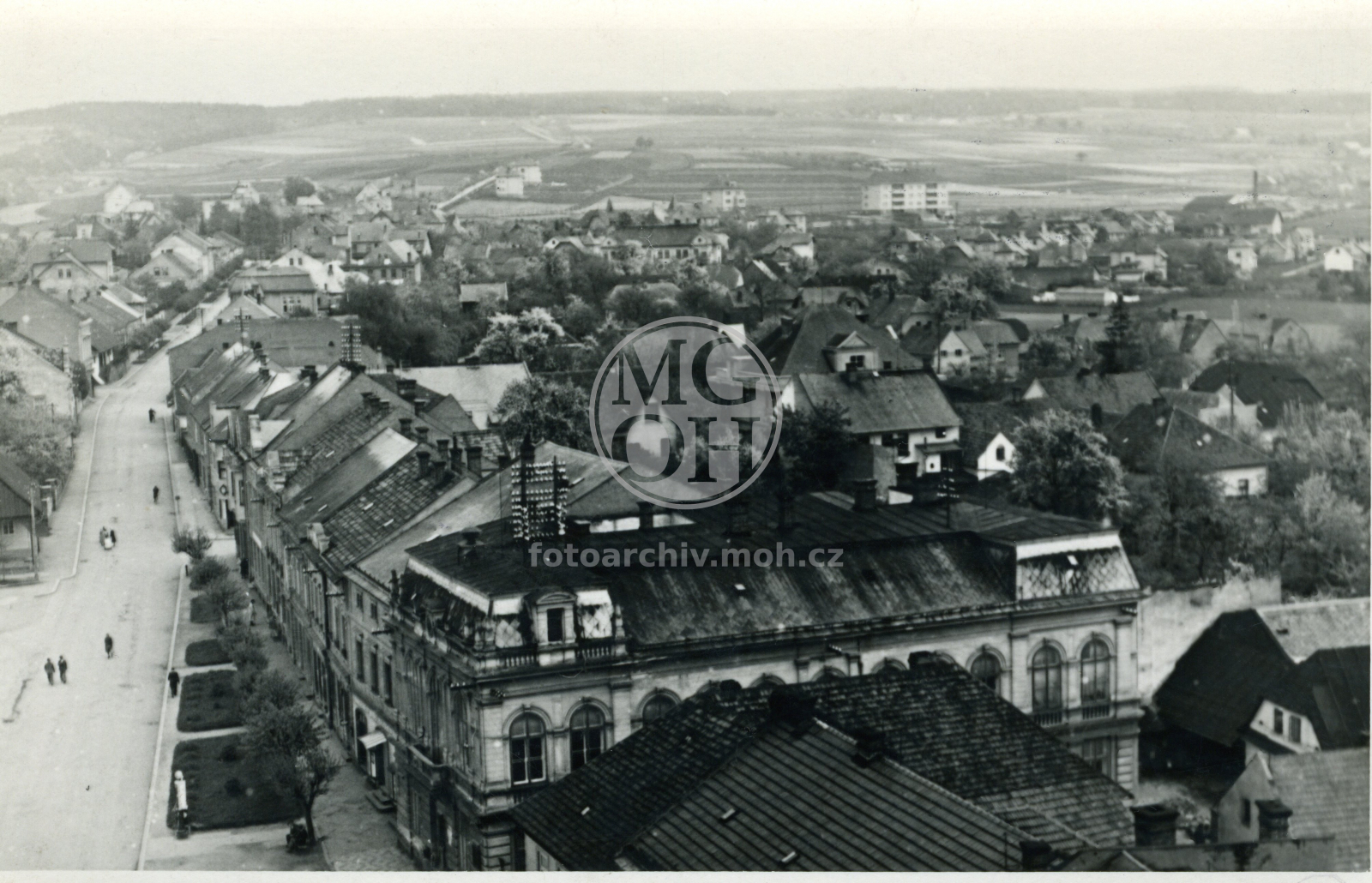 Fotografie - Pohled na radnici  a okolí  z věže kostela
