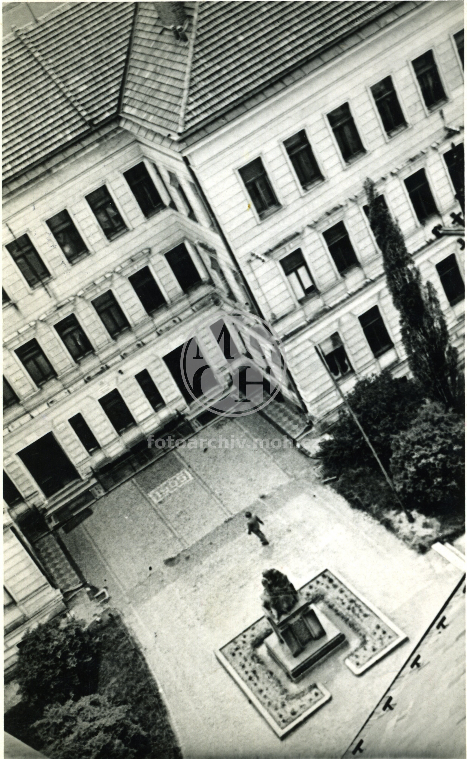 Fotografie - Pohled na školu  z věže kostela