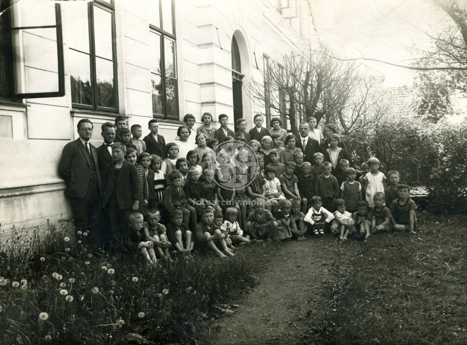 Fotografie - Žactvo před školou