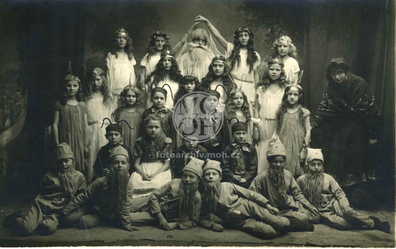 Fotografie - Žáci při divadelním představení