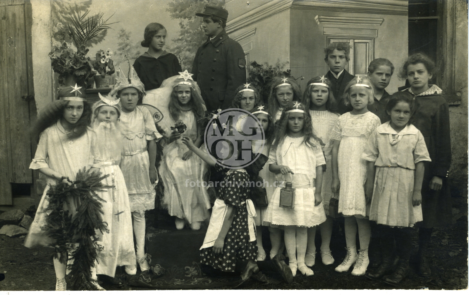 Fotografie - Žáci při divadelním představení