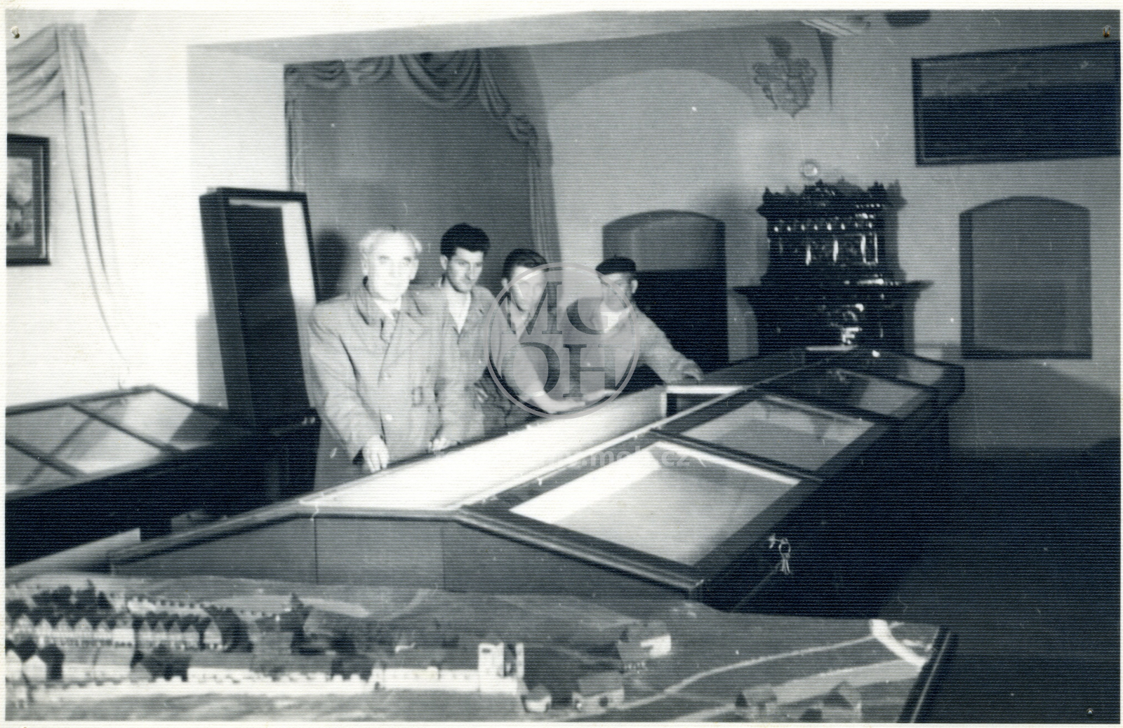 Fotografie - Učitel Pavel, správce muzea, se spolupracovníky