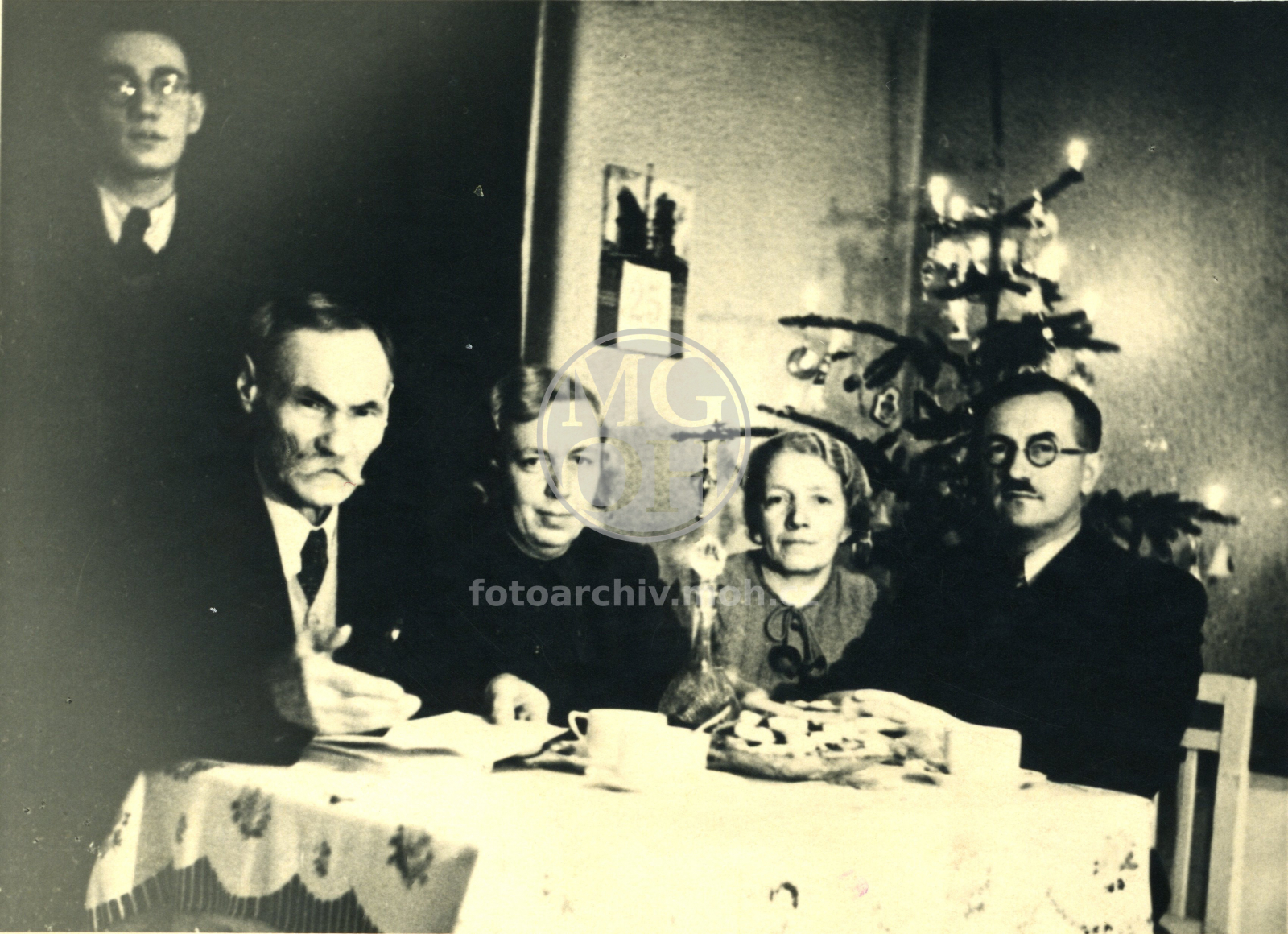 Fotografie - Drašnerovi - rodina u stolu, v pozadí vánoční stromeček, 1. zleva sedí Ant. Drašner, člen loutkářského kroužku