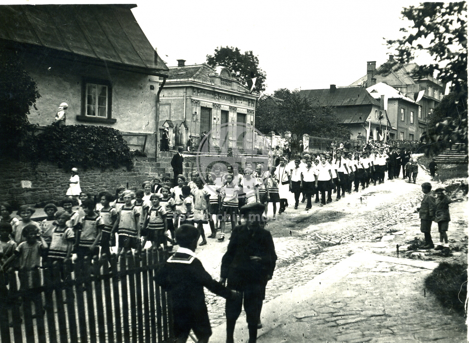 Fotografie - Průvod při sokolském cvičení