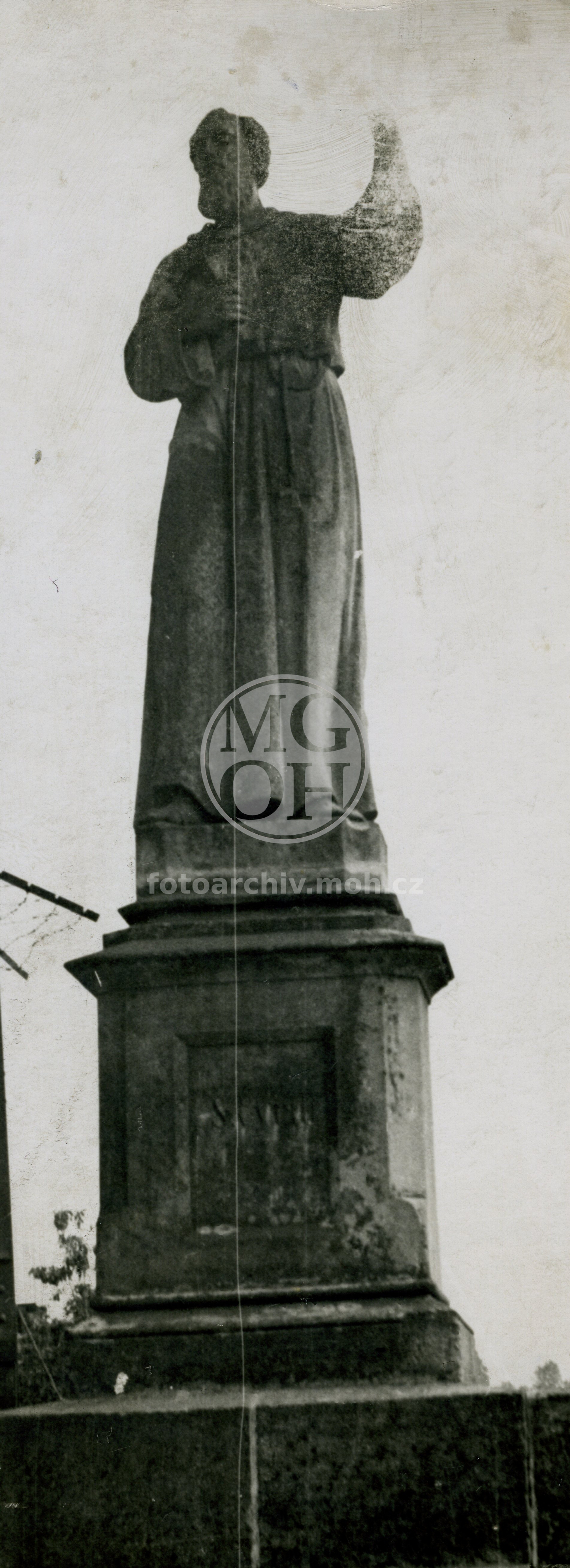 Fotografie - Socha sv.Cyrila, 1939 uražena ruka - 1941 opravena