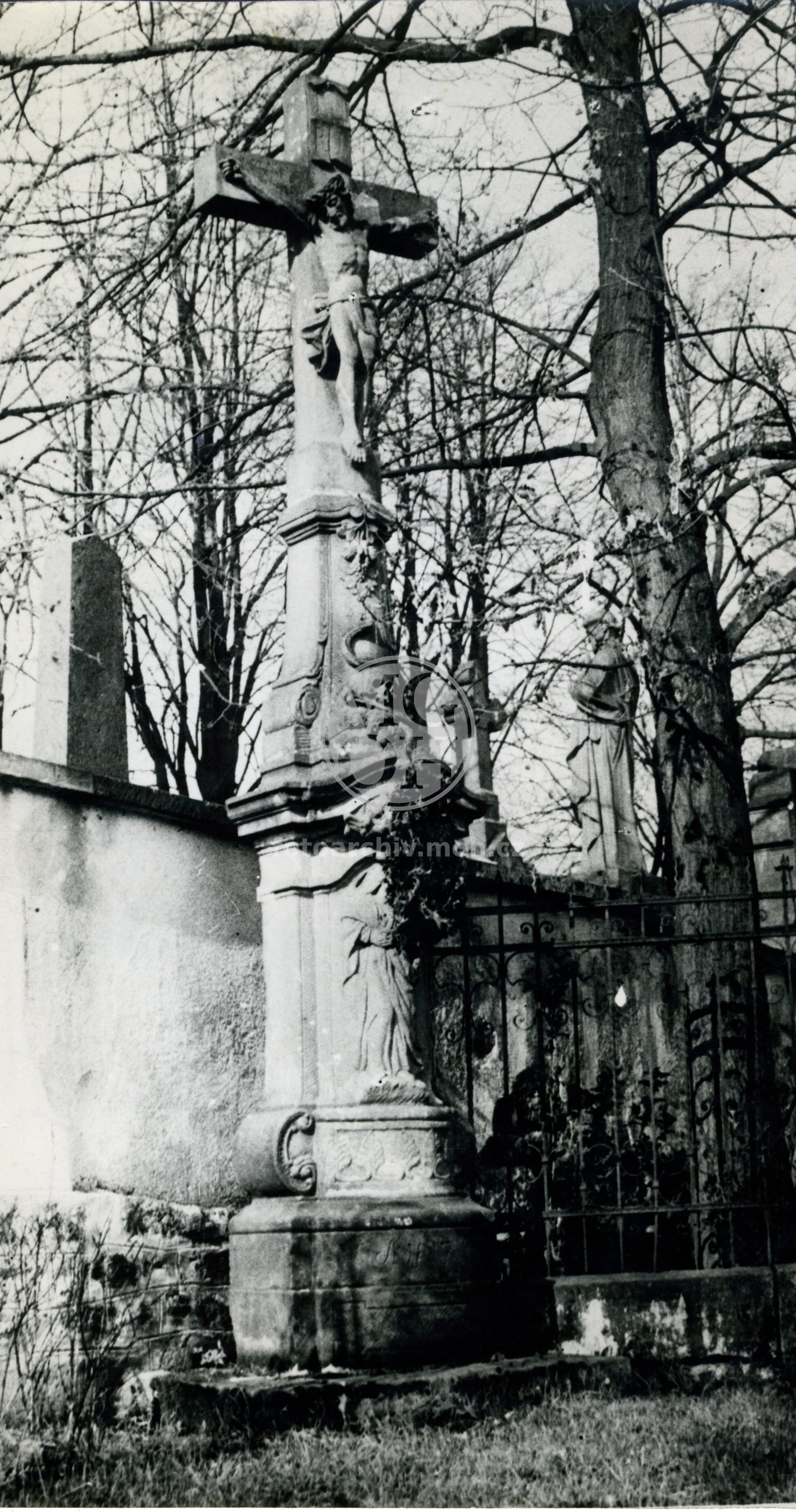 Fotografie - Kříž u vstupu na starý  hřbitov