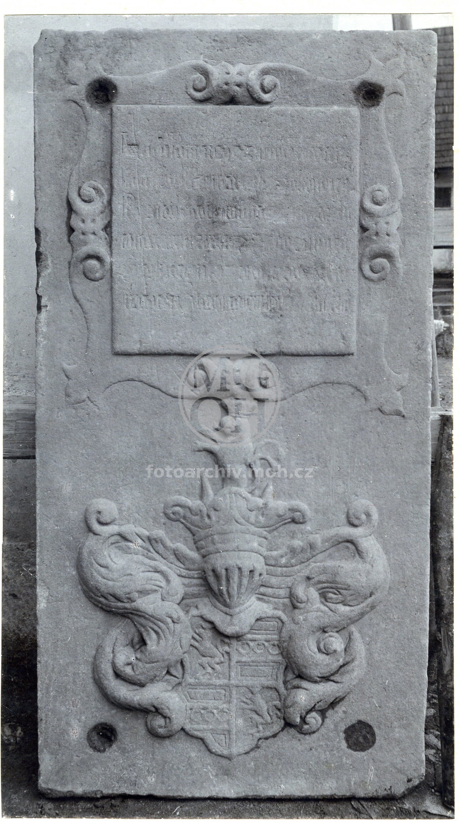 Fotografie - Náhrobní desky ve zdi kostela sv.Prokopa