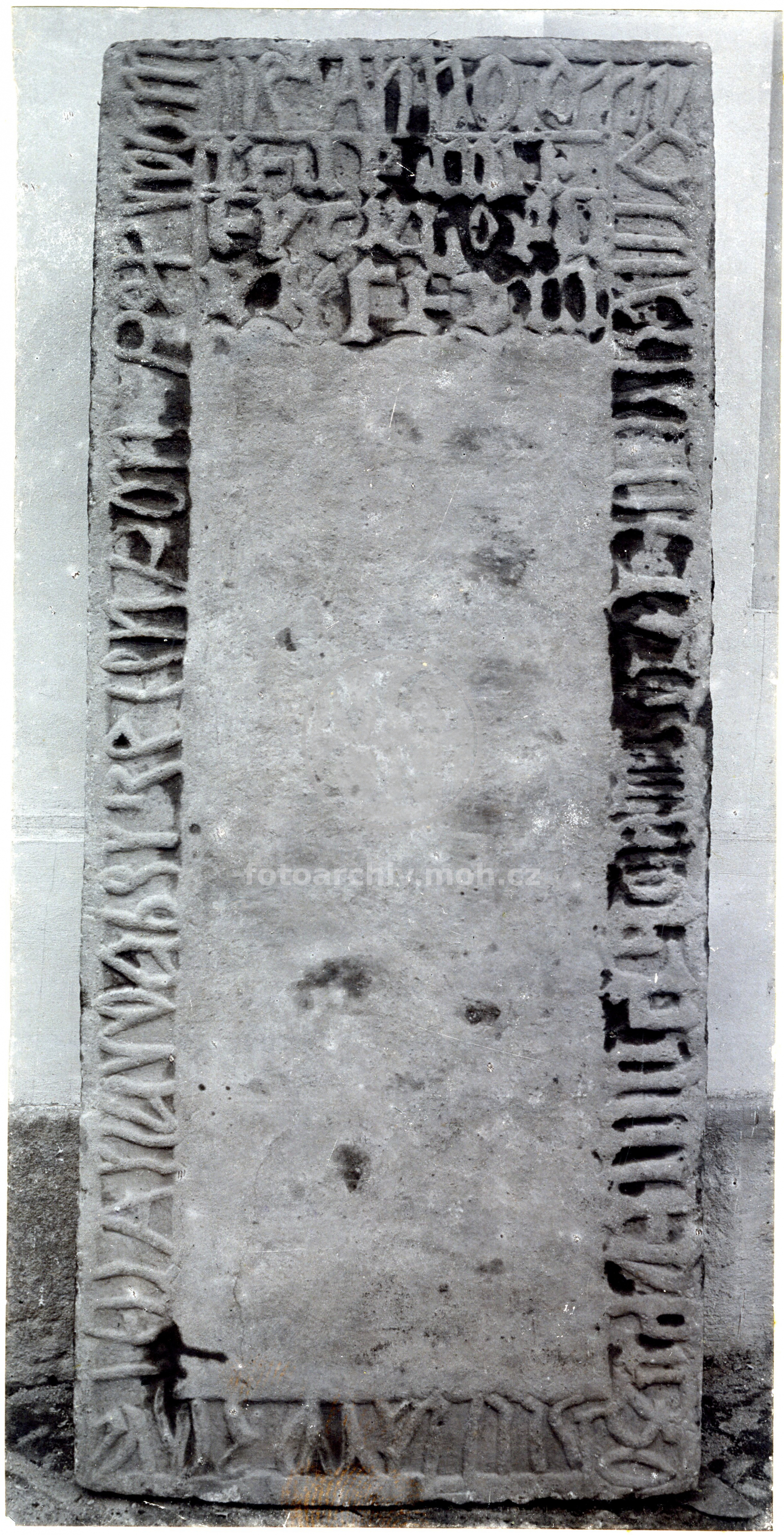 Fotografie - Náhrobní desky ve zdi kostela sv. Prokopa