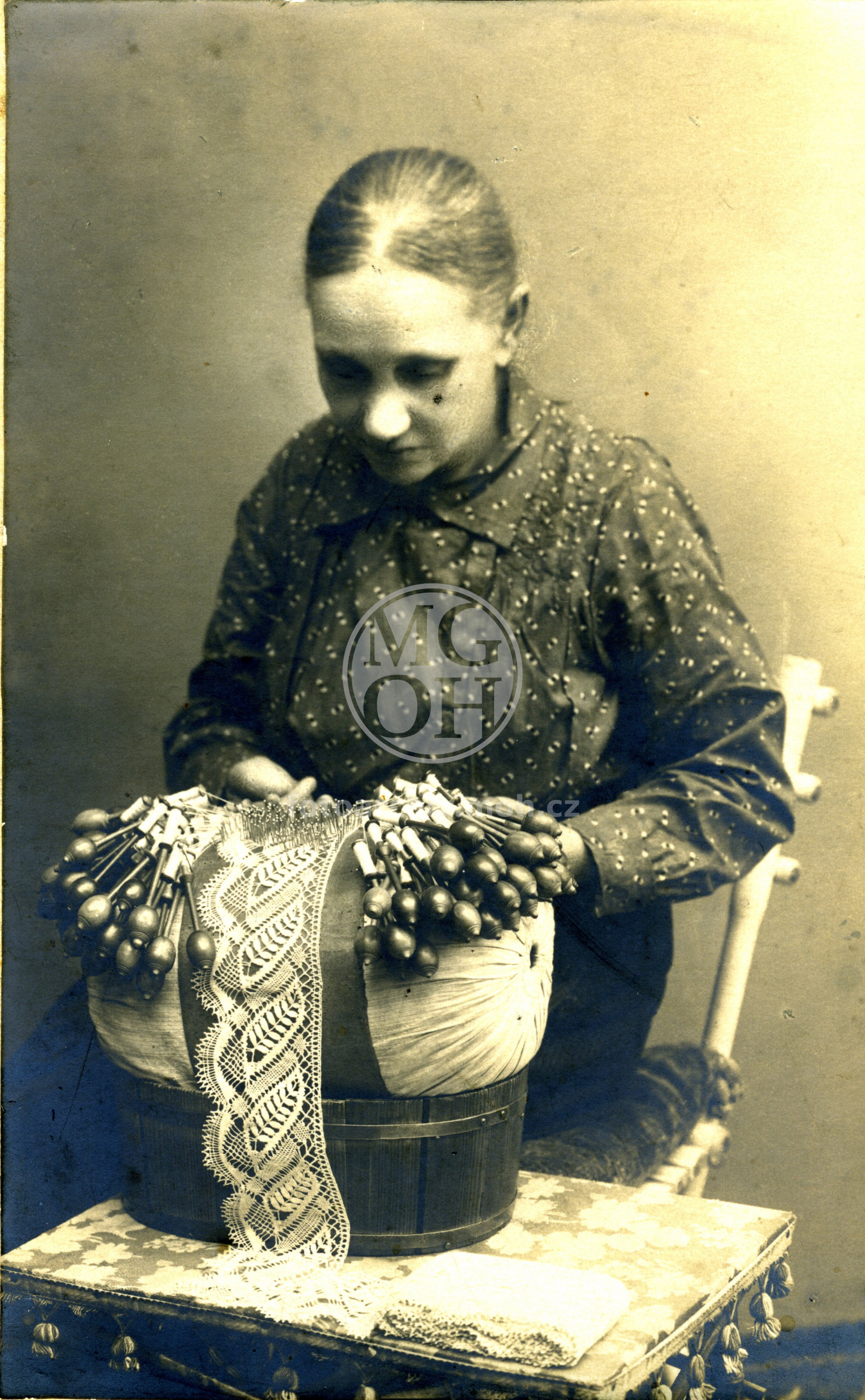 Fotografie - Dvořáková Anna, provd. Janáčková, při paličkování