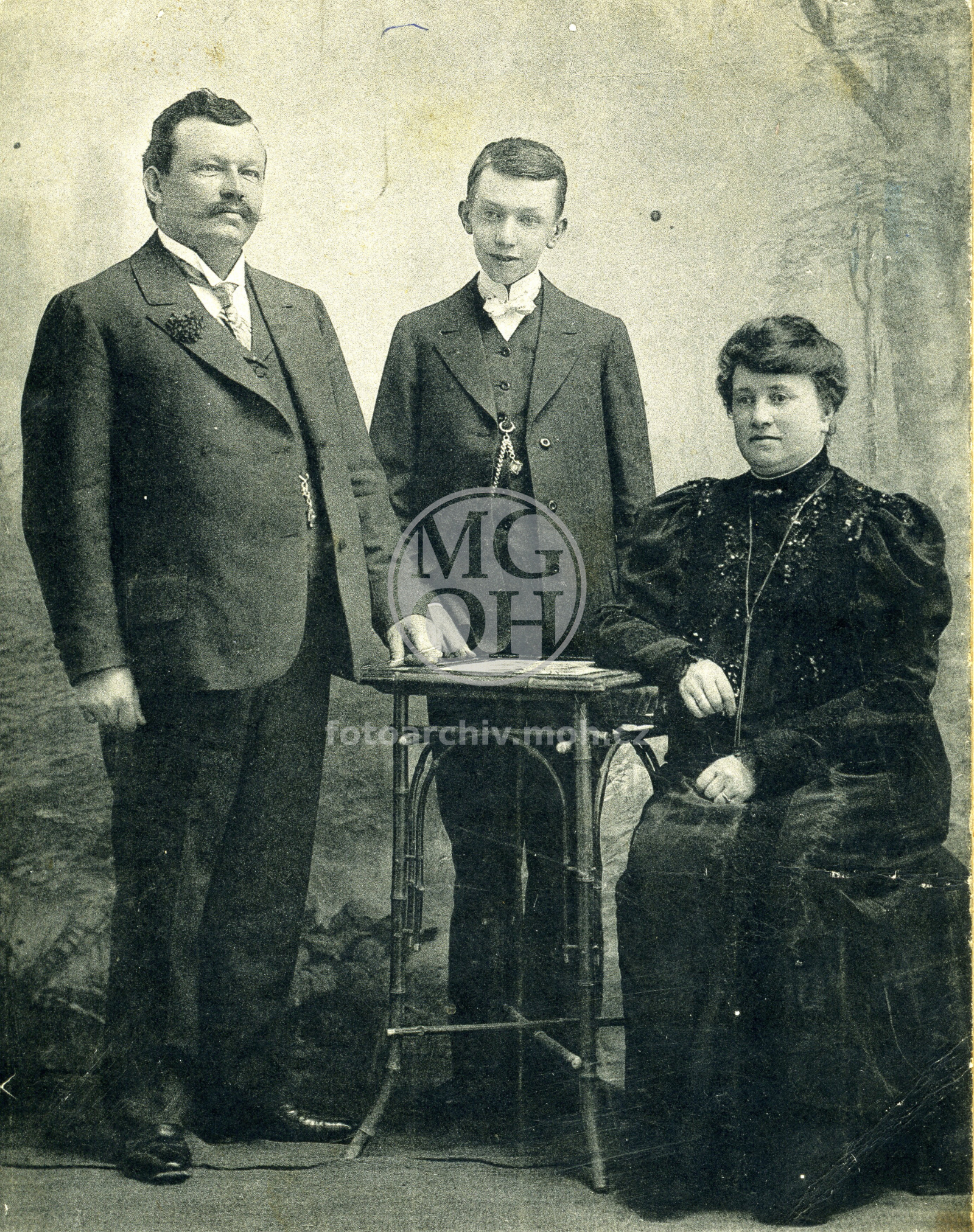 Fotografie - Ladislav Bednář, továrník s rodinou