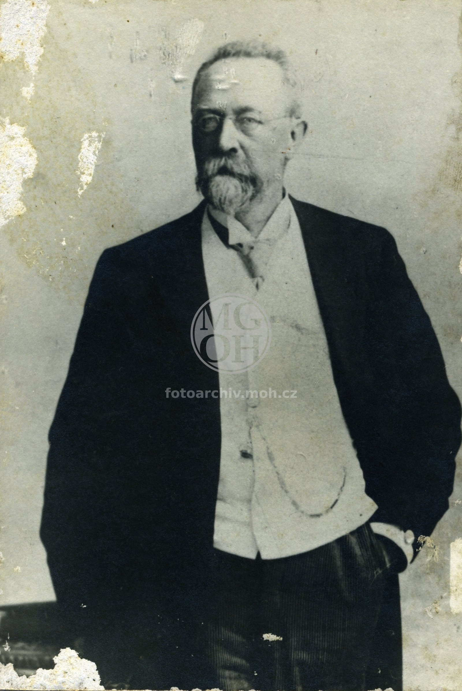 Fotografie - Adolf Urban, okr. lékař v HK, * 1845 - + 5.2.1905 
