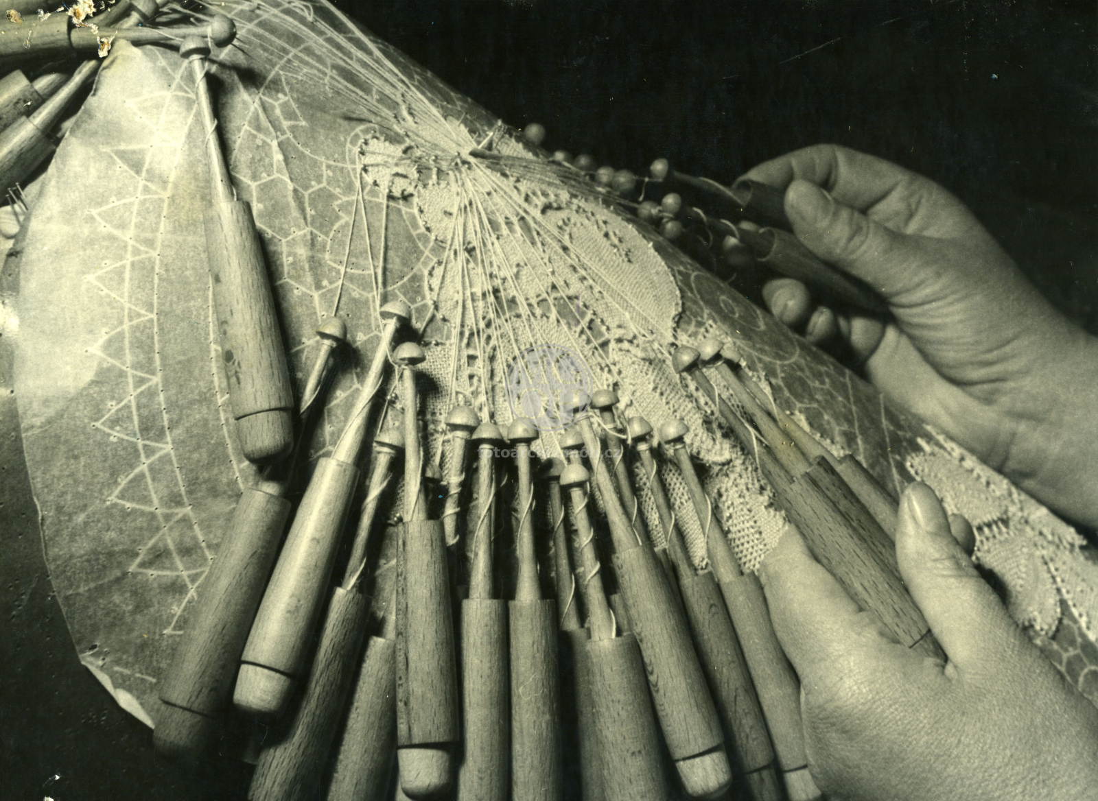 Fotografie - Krajka ve výrobě (paličkování)