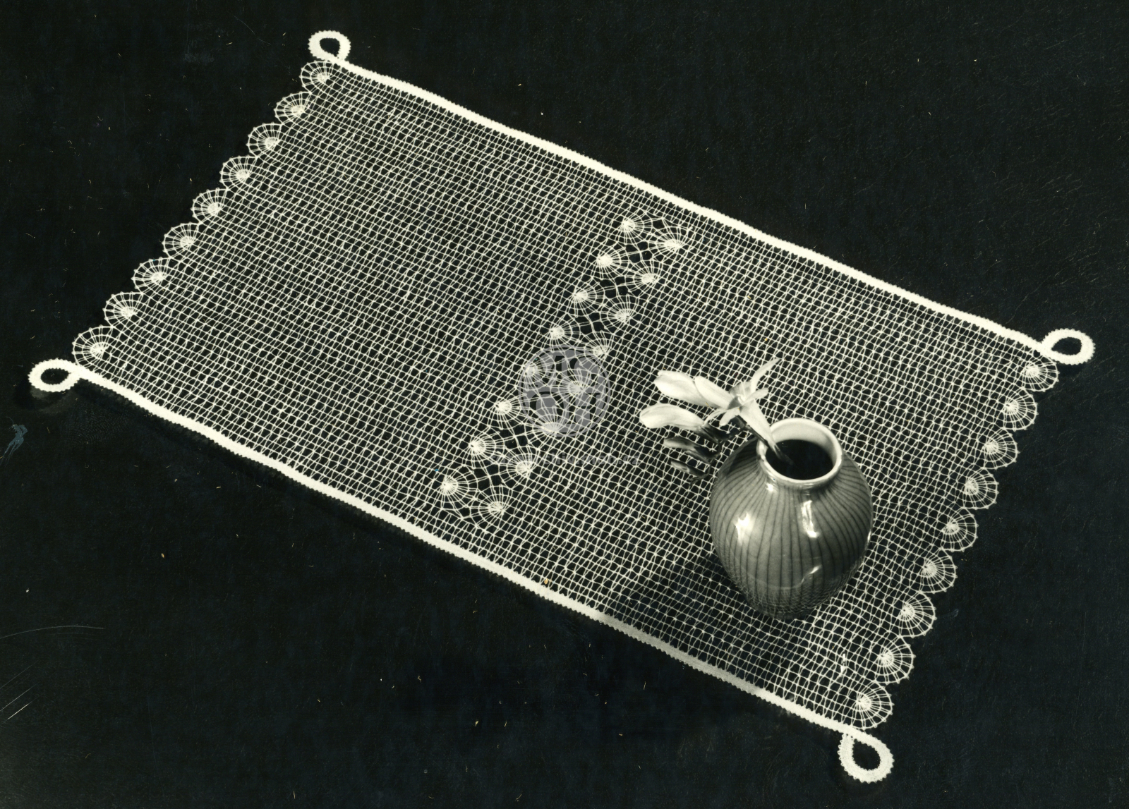 Fotografie - Krajkový .... s vázou