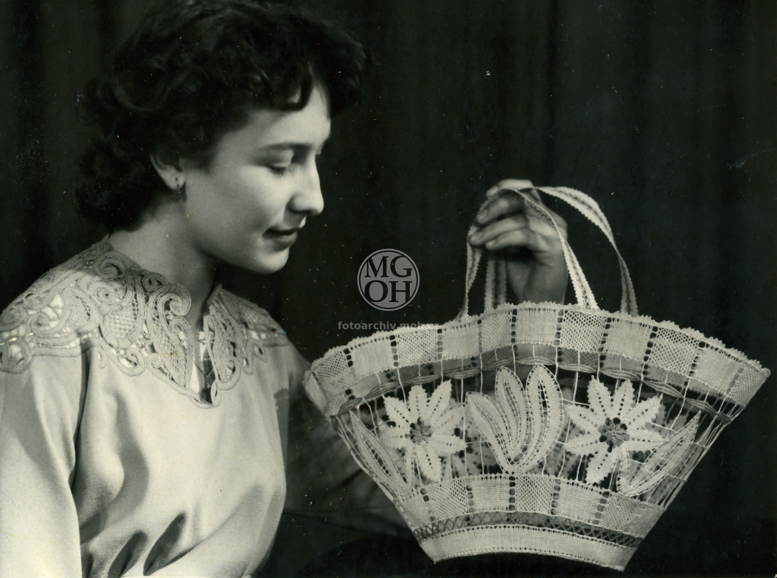 Fotografie - Krajkový košíček, výstava VKV k 15. výročí osvob.