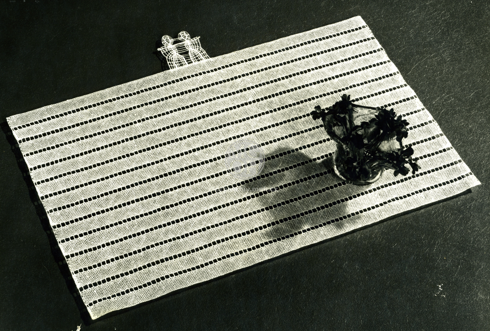 Fotografie - Krajková podložka s vázou