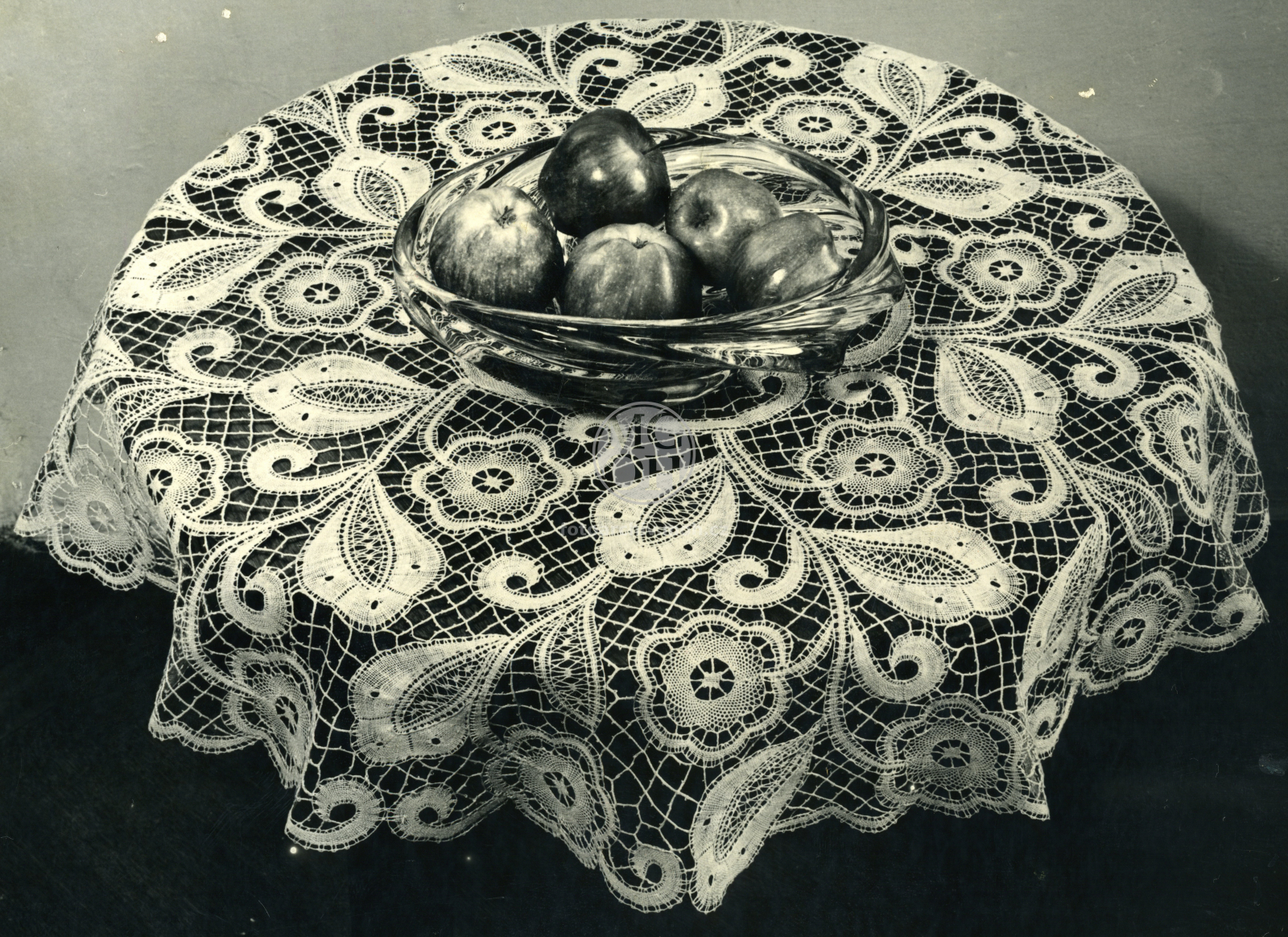 Fotografie - Krajkový kulatý ubrus