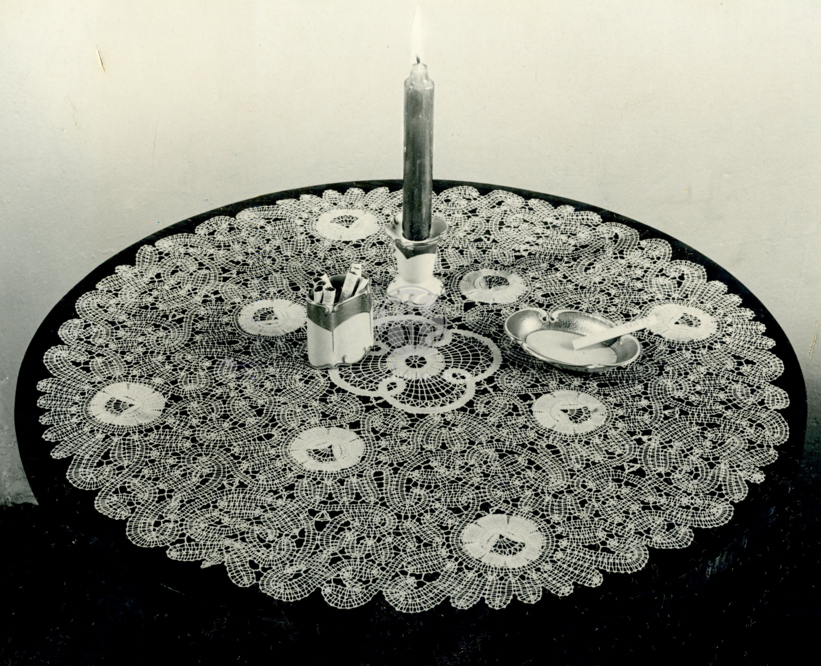 Fotografie - Kulatá krajka na konferenčním stolku