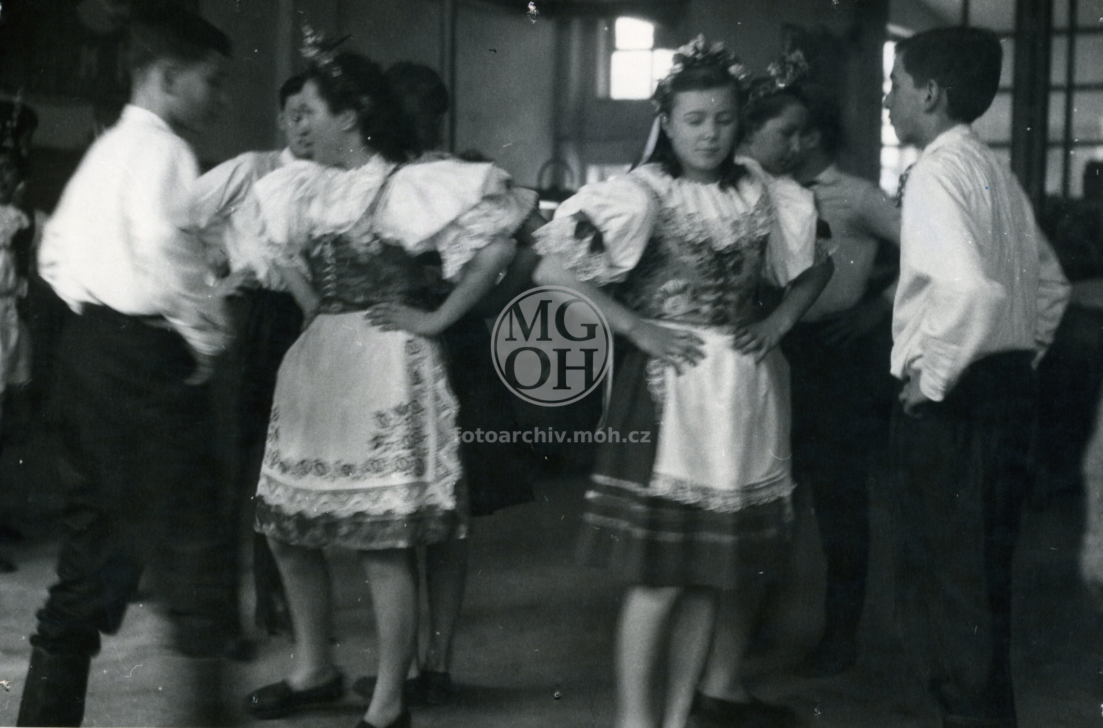 Fotografie - Vystoupení s tanečky v krojích