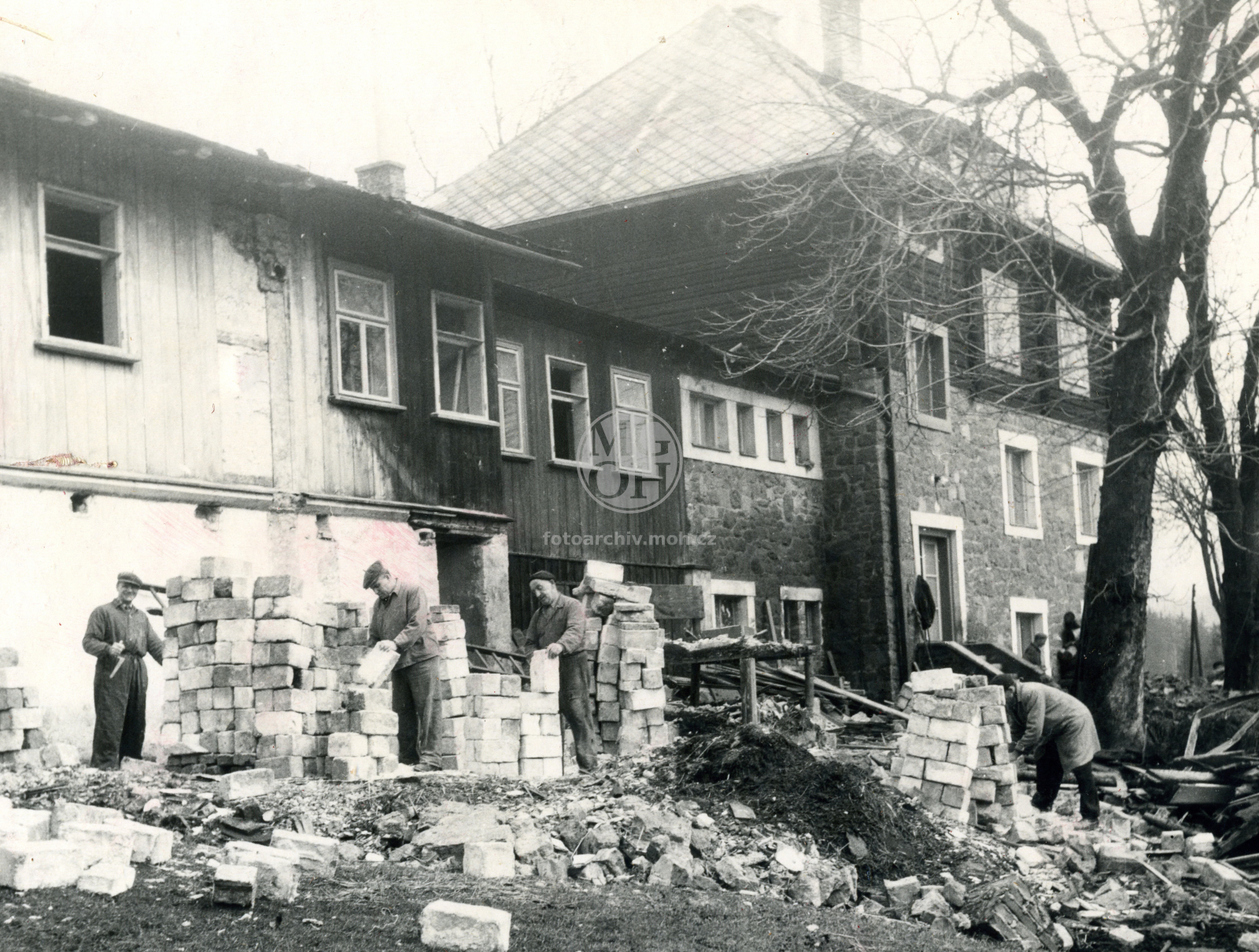 Fotografie - Brigáda na rekreační chatě na Kovárně